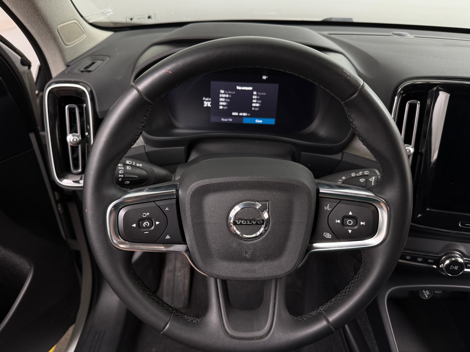 Thumbnail: 2023 Volvo XC40 - 4