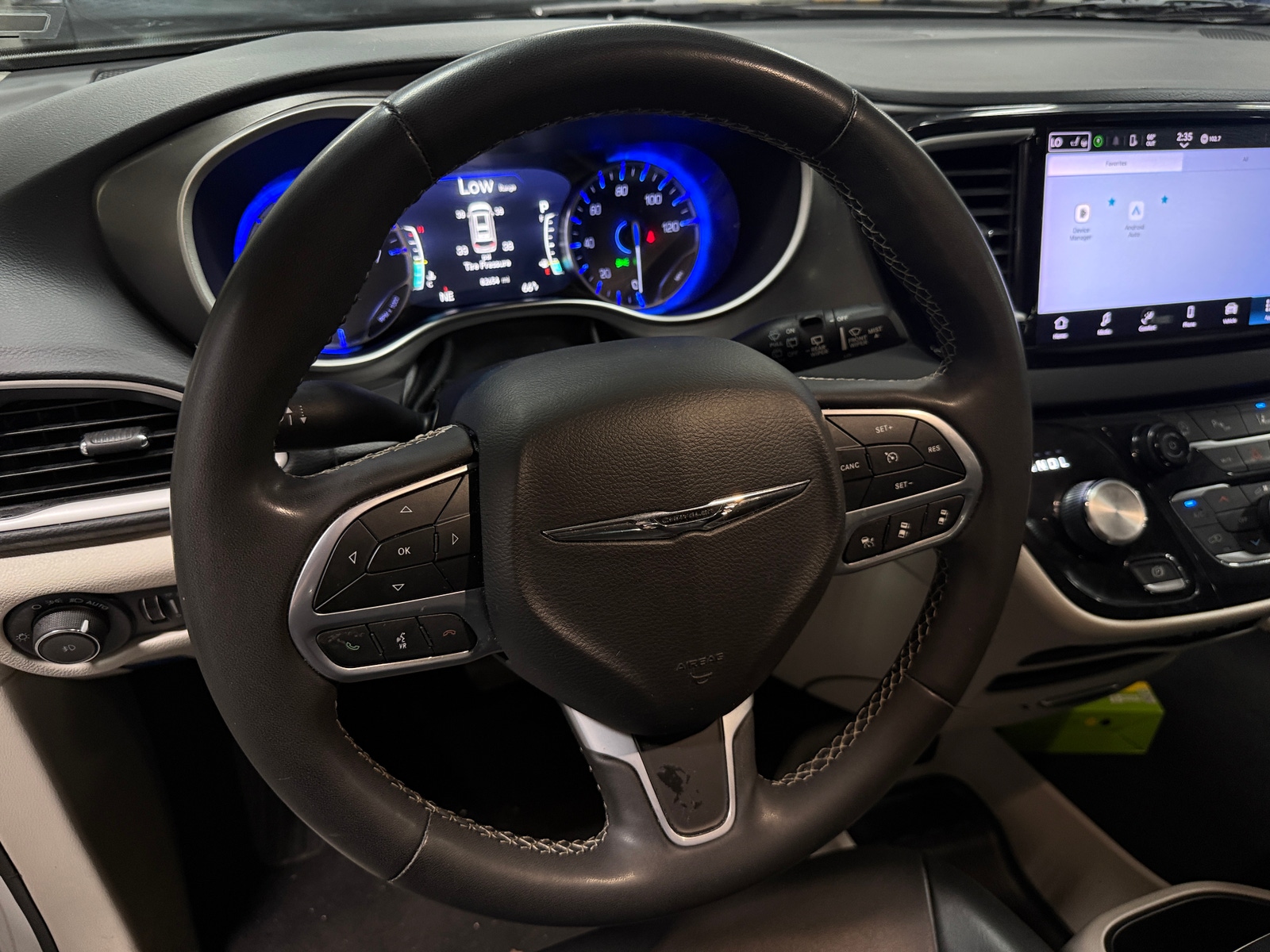 Thumbnail: 2023 Chrysler Pacifica - 4