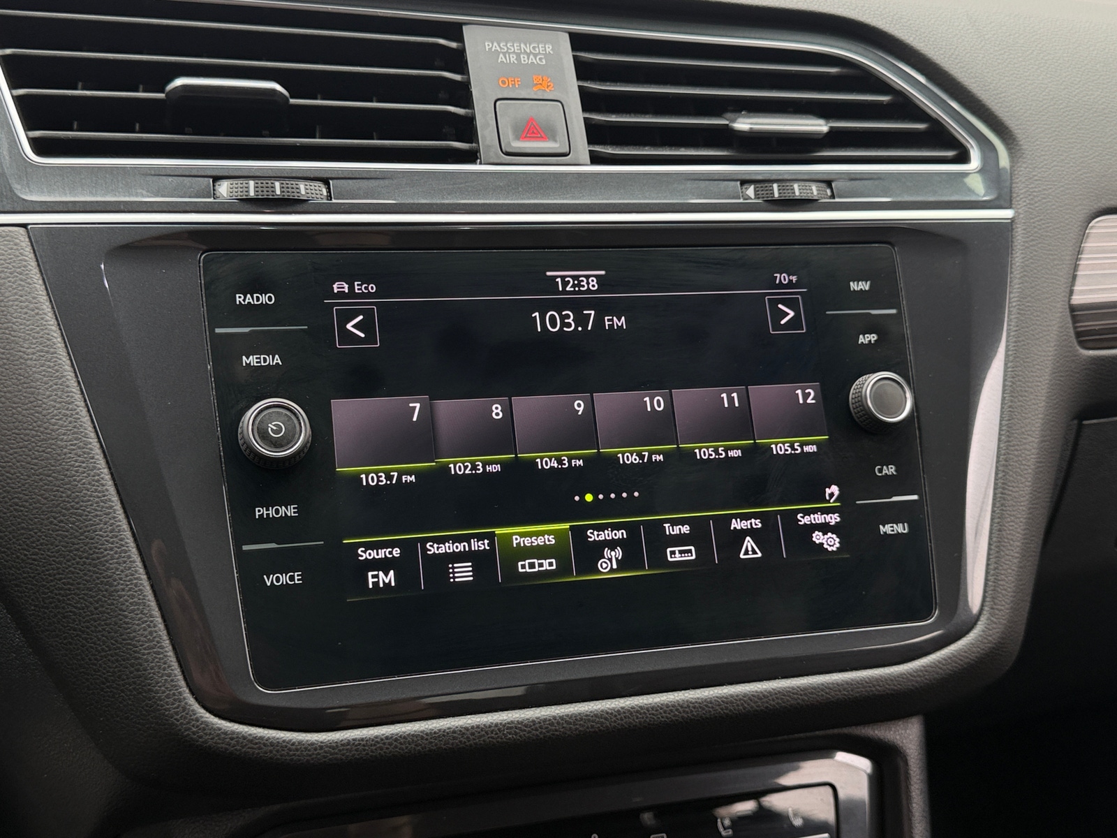 Thumbnail: 2022 Volkswagen Tiguan - 4