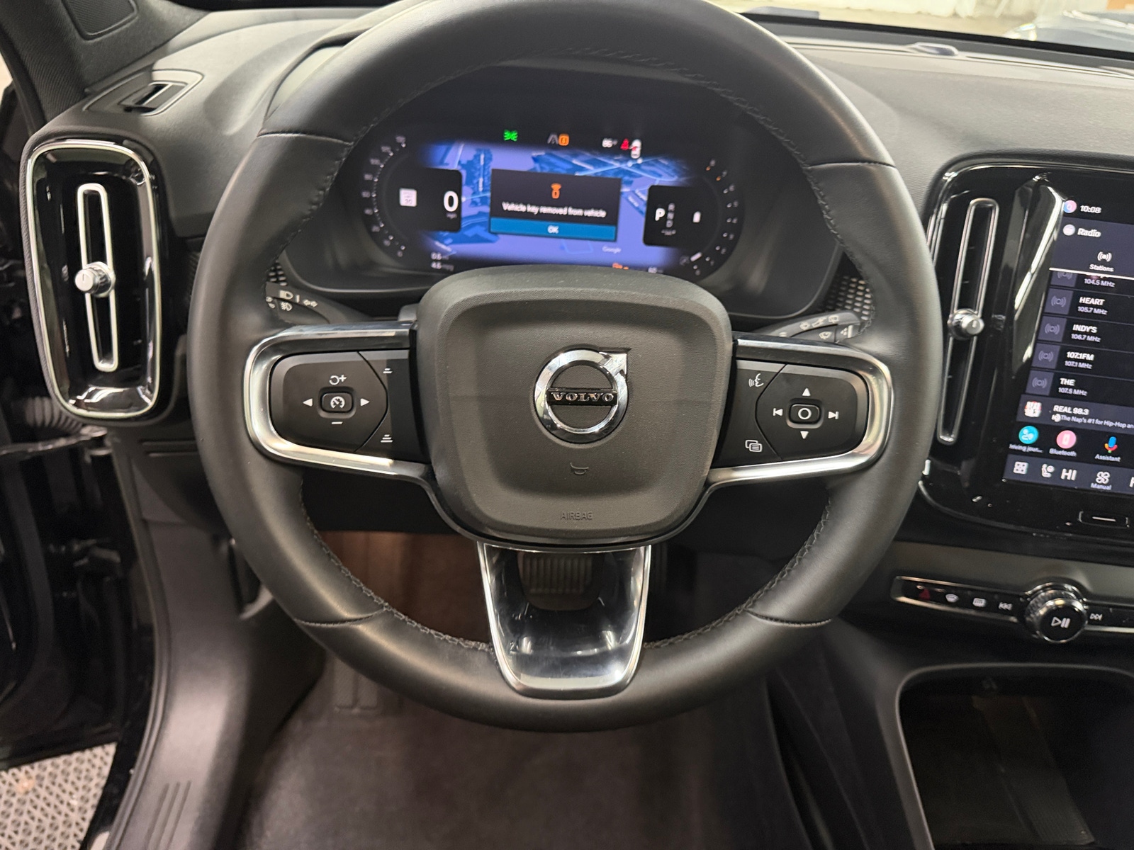Thumbnail: 2023 Volvo XC40 - 4