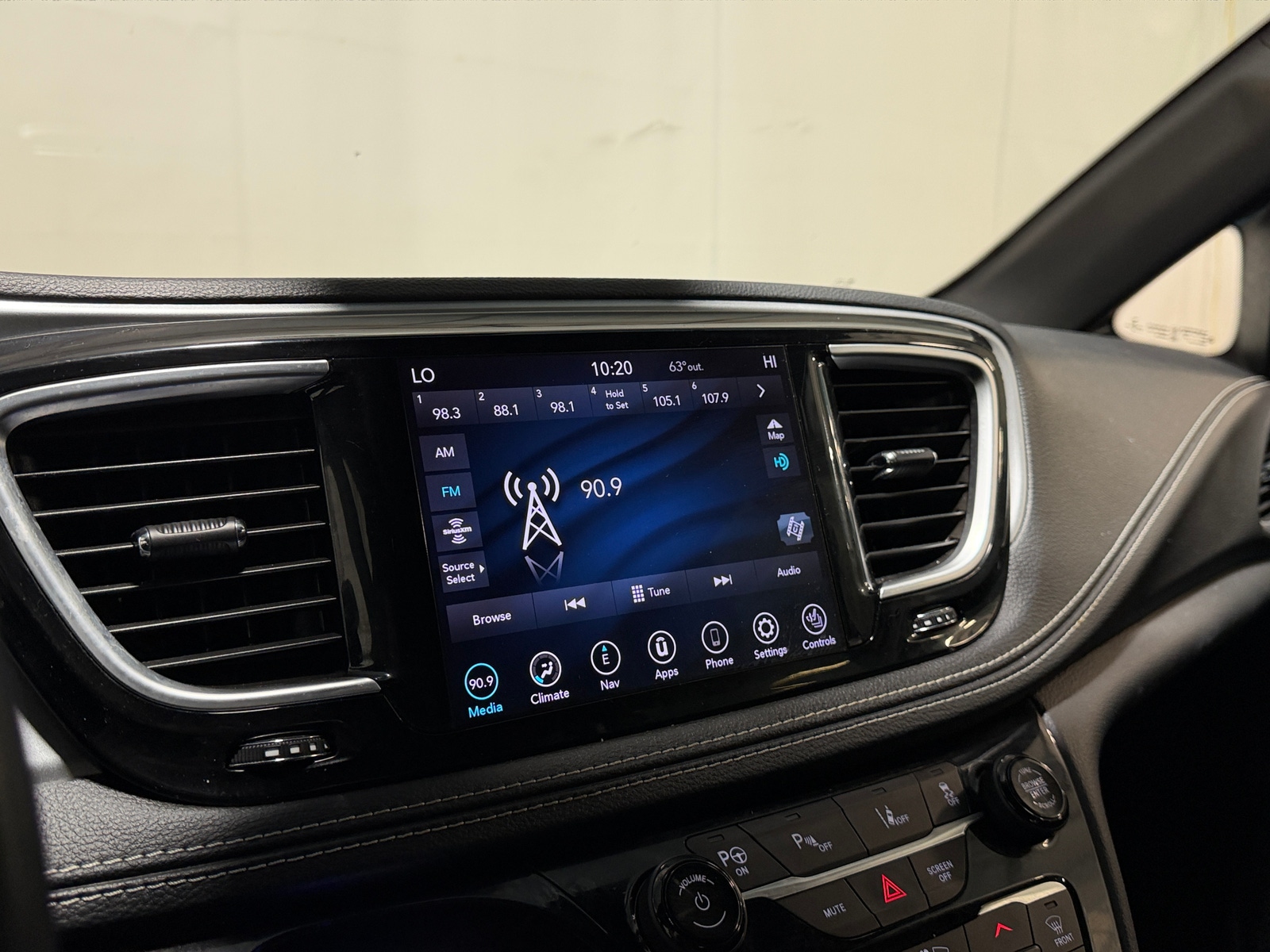 Thumbnail: 2020 Chrysler Pacifica - 3