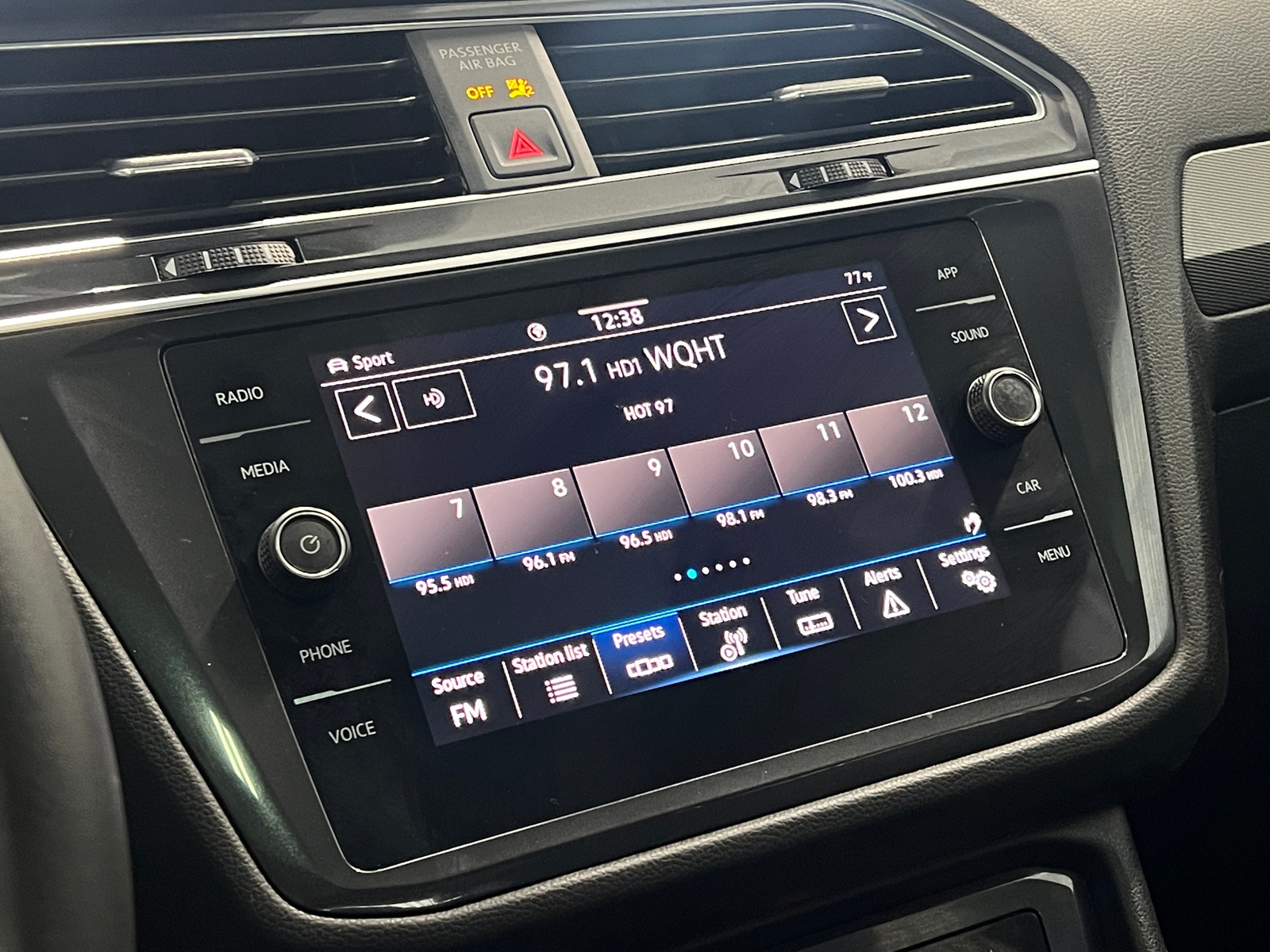 Thumbnail: 2023 Volkswagen Tiguan - 4