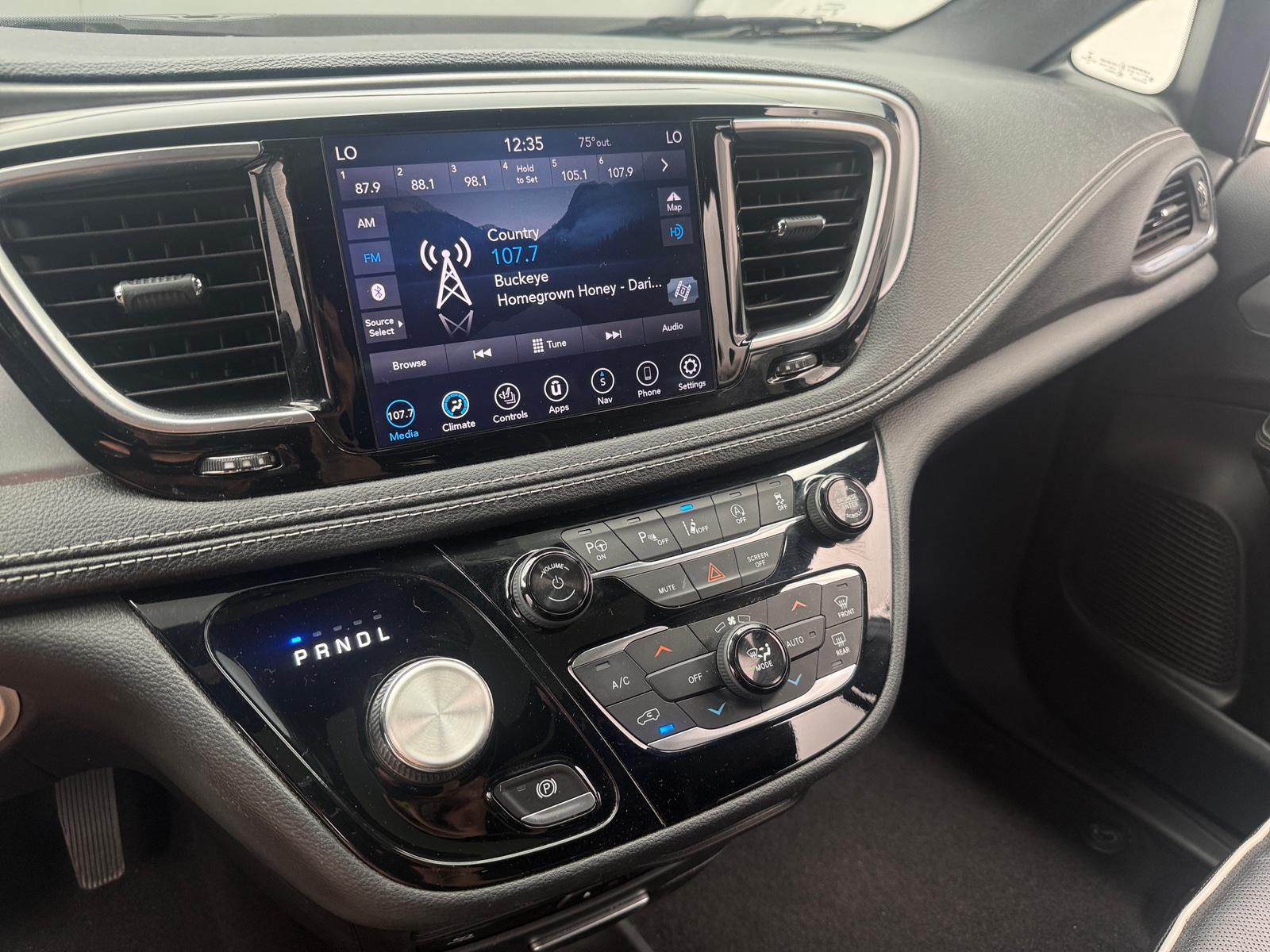 Thumbnail: 2019 Chrysler Pacifica - 3