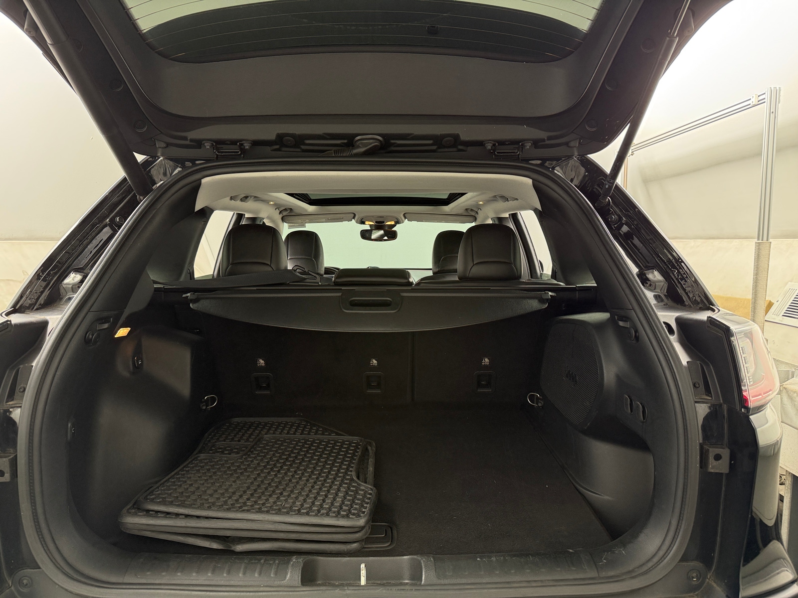 Thumbnail: 2019 Jeep Cherokee - 6