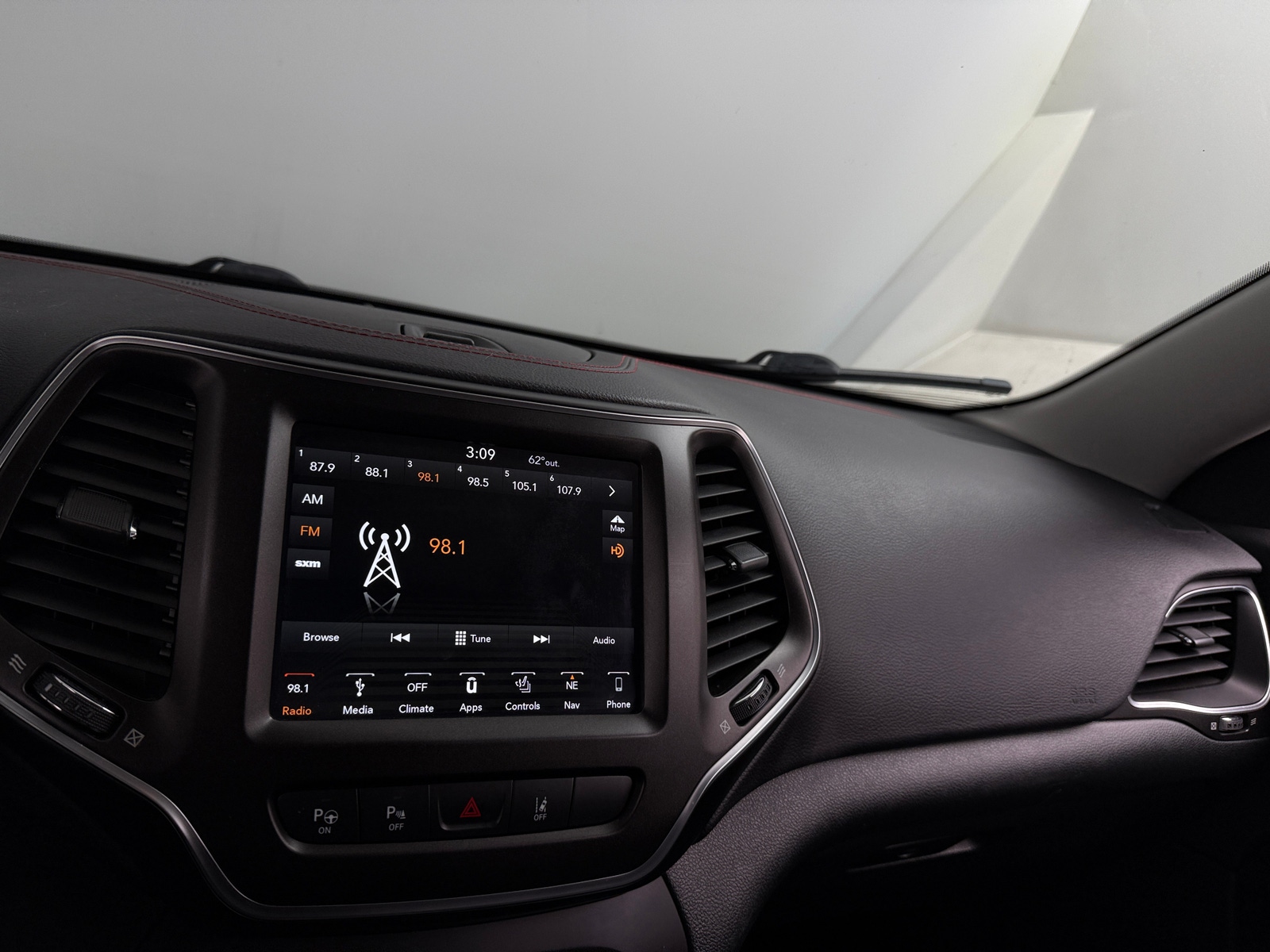 Thumbnail: 2019 Jeep Cherokee - 3