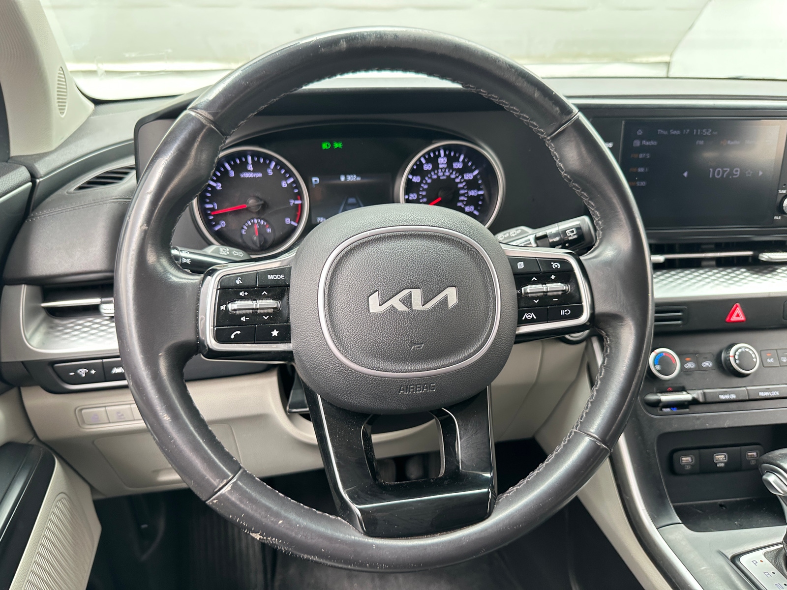 Thumbnail: 2023 Kia Carnival - 4