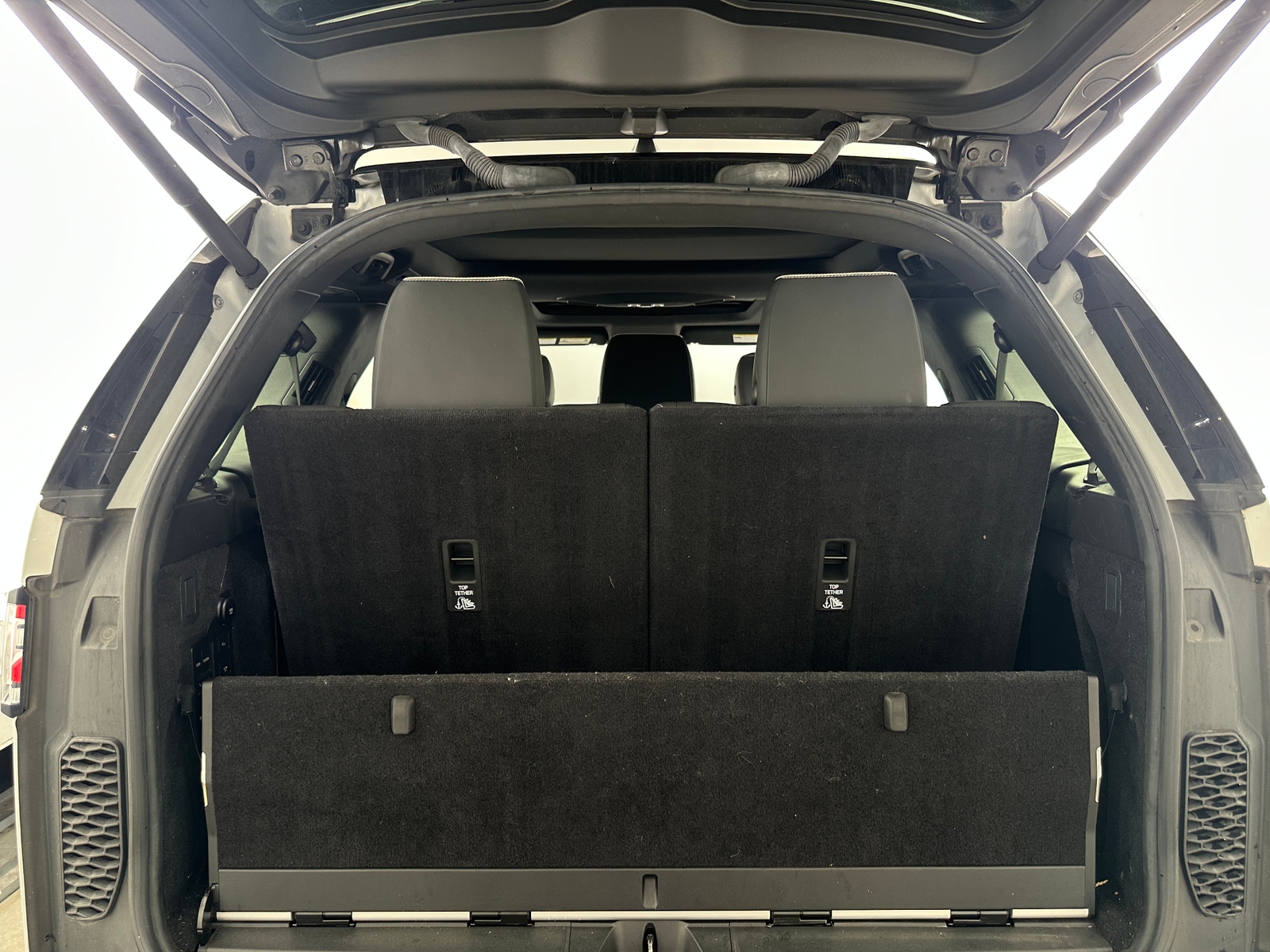 Thumbnail: 2019 Land Rover Discovery - 6