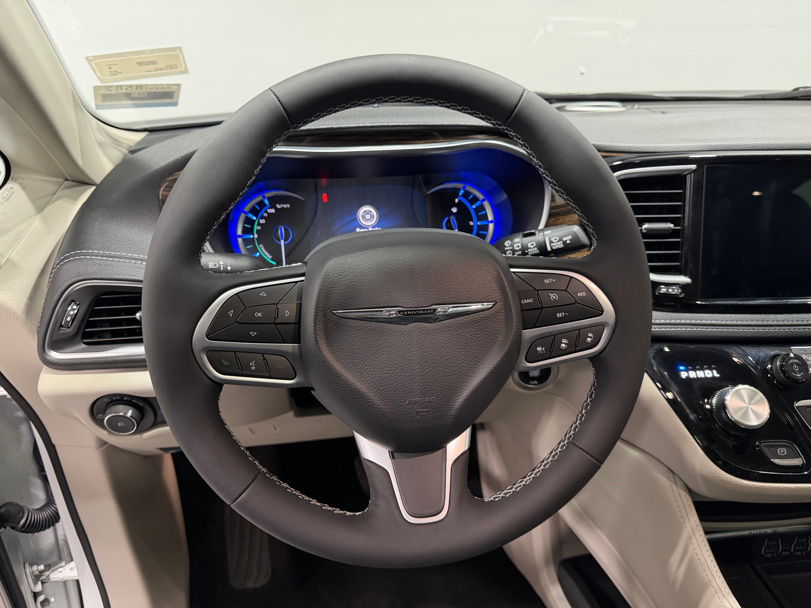 Thumbnail: 2023 Chrysler Pacifica - 4