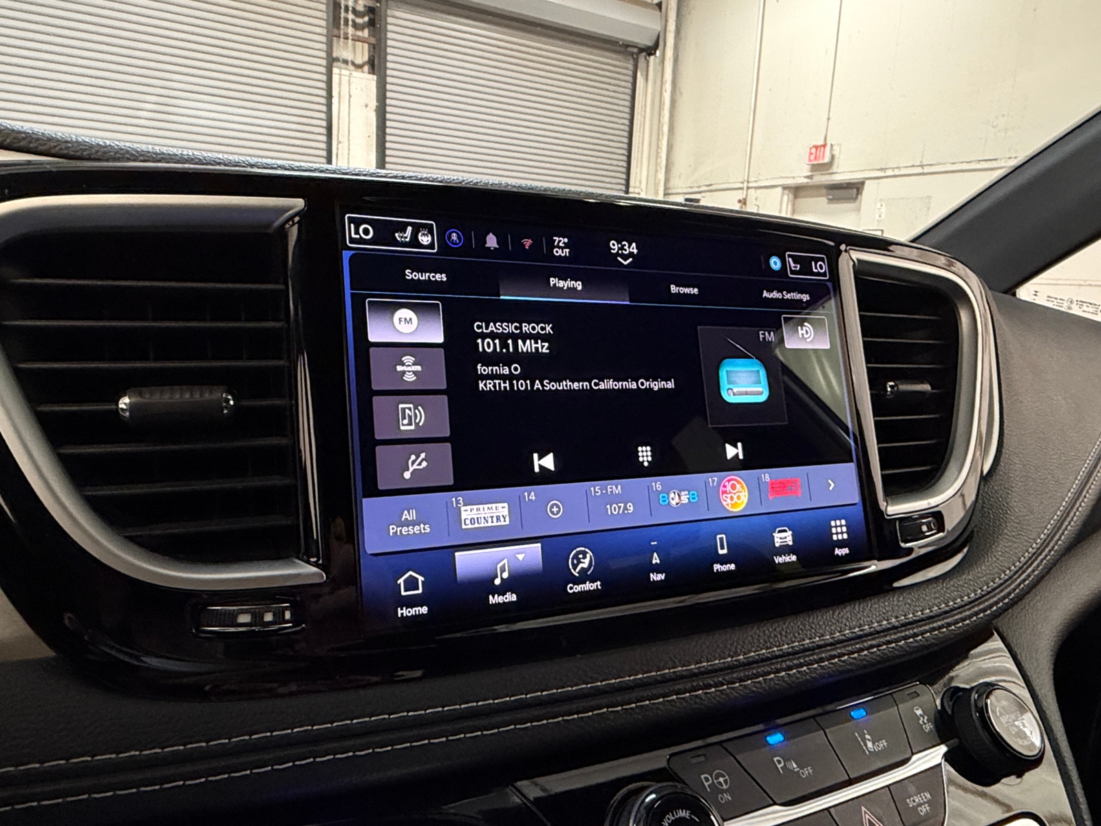Thumbnail: 2024 Chrysler Pacifica - 3
