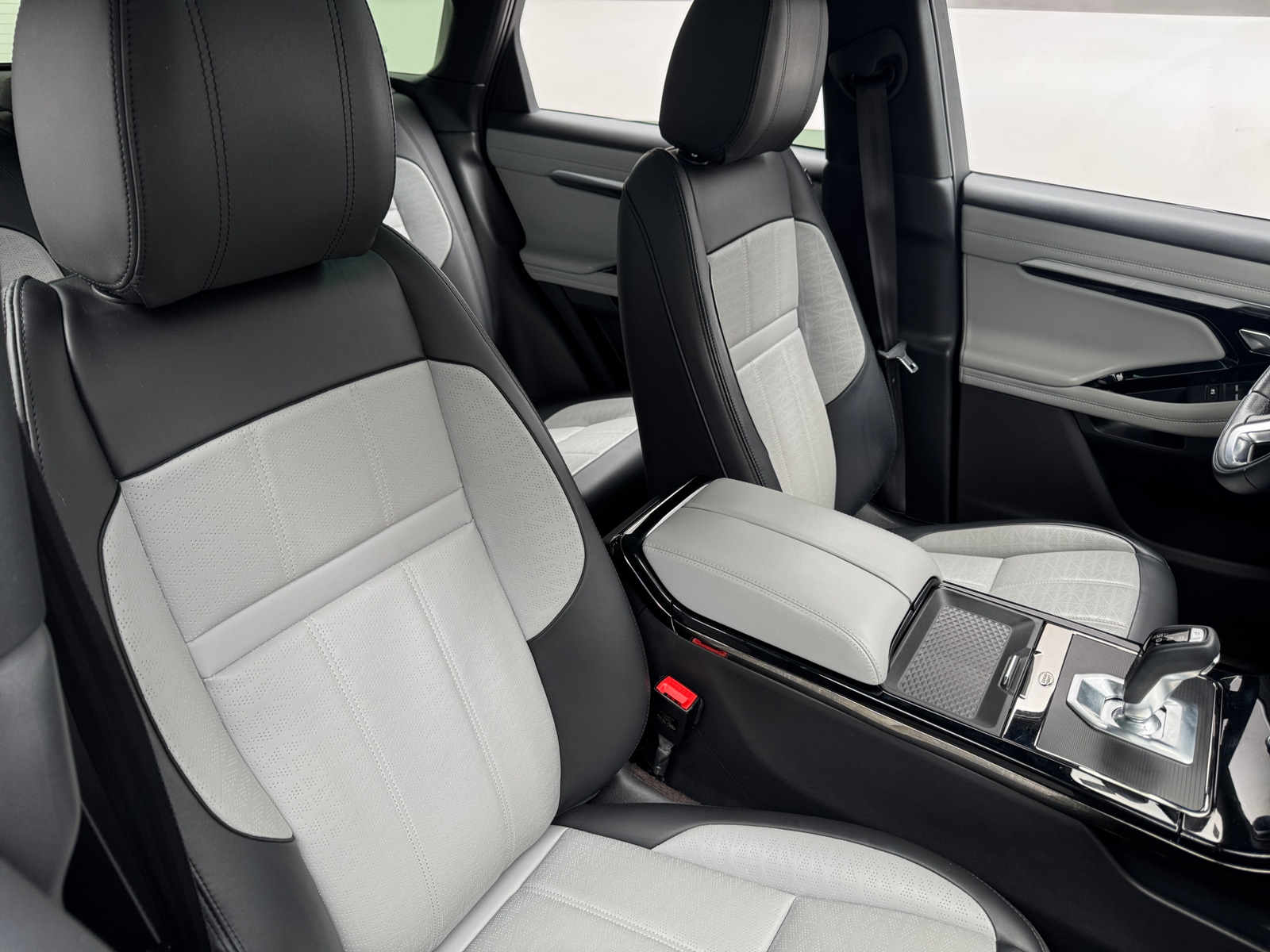 Thumbnail: 2020 Land Rover Range Rover Evoque - 2