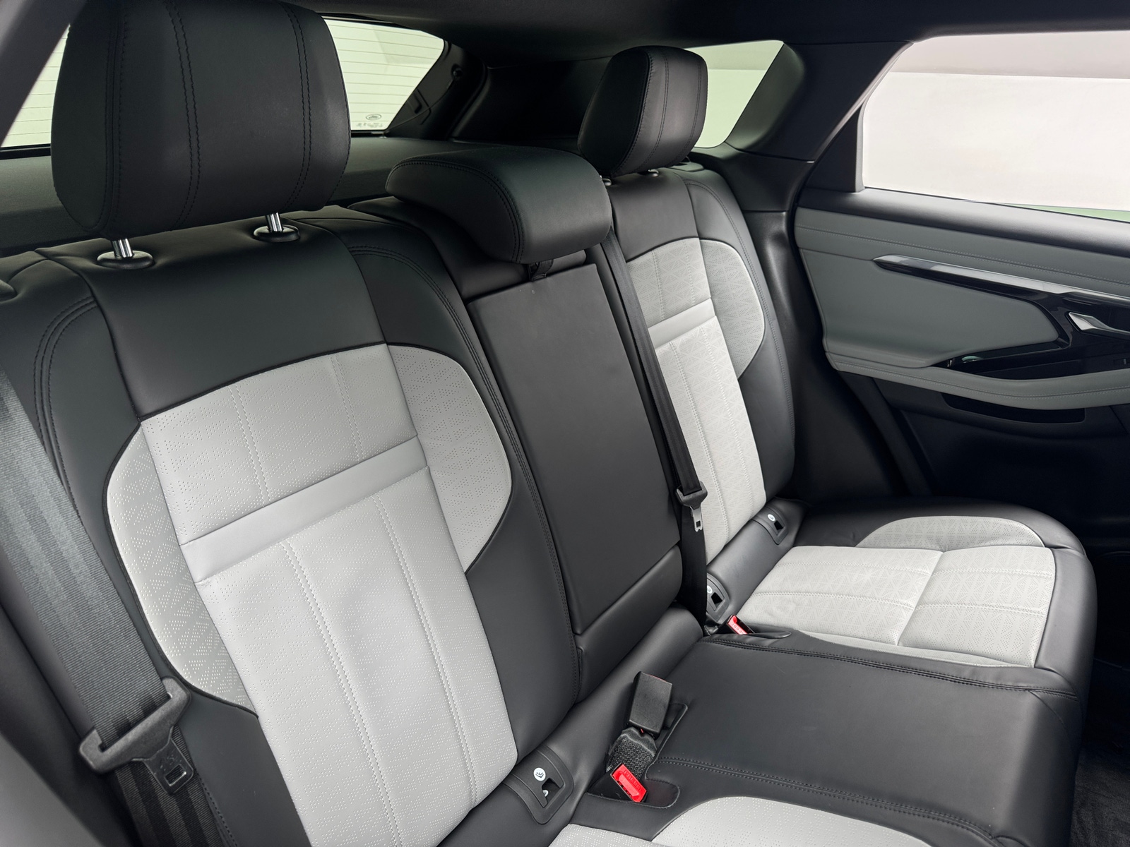 Thumbnail: 2020 Land Rover Range Rover Evoque - 6