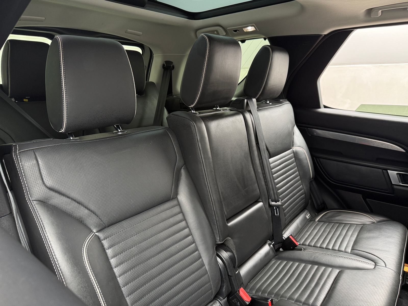 Thumbnail: 2017 Land Rover Discovery - 5