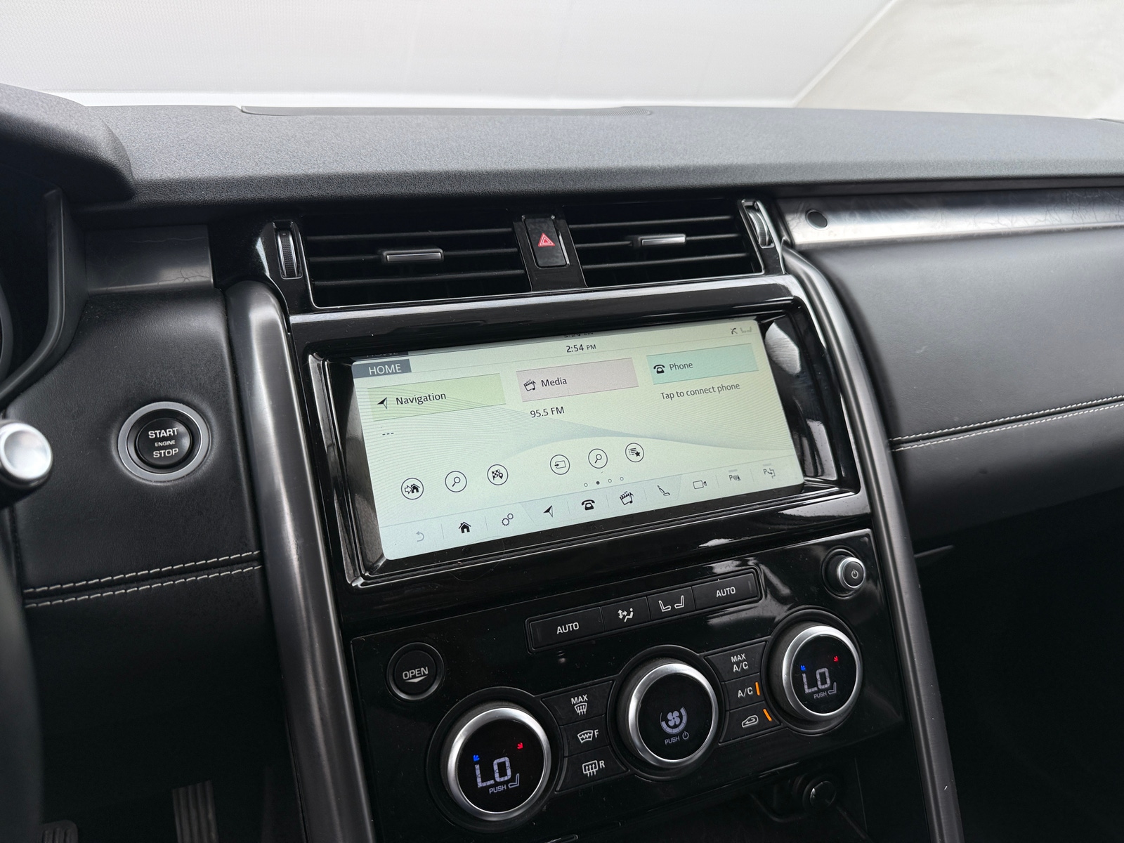 Thumbnail: 2017 Land Rover Discovery - 3