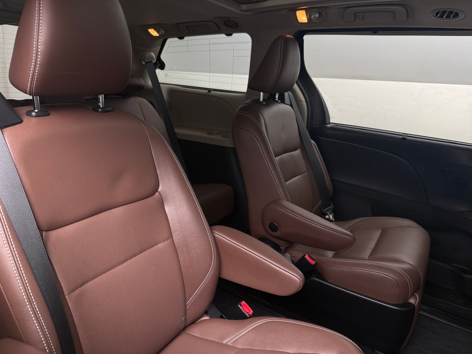 Thumbnail: 2020 Toyota Sienna - 6