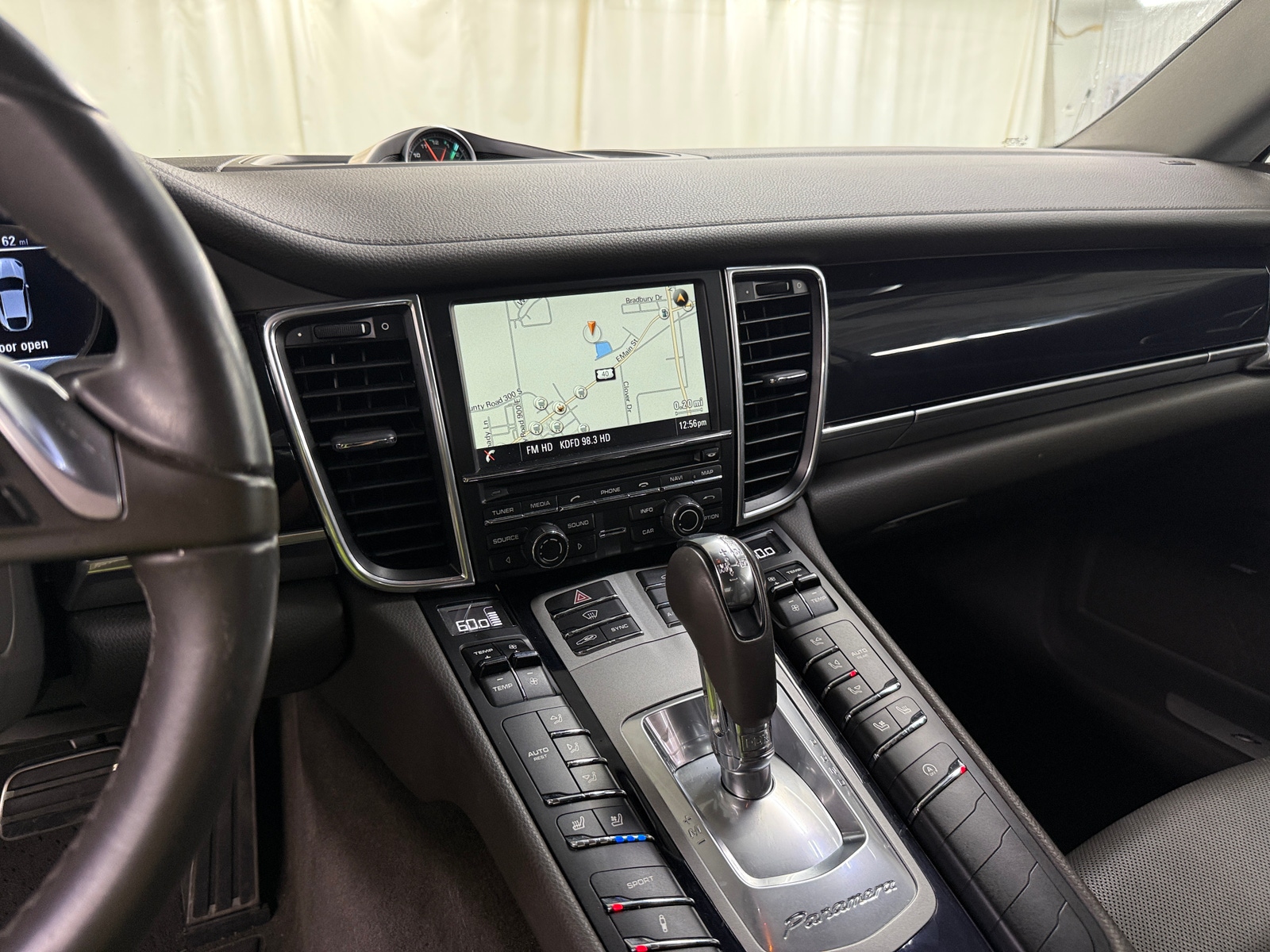 Thumbnail: 2015 Porsche Panamera - 4