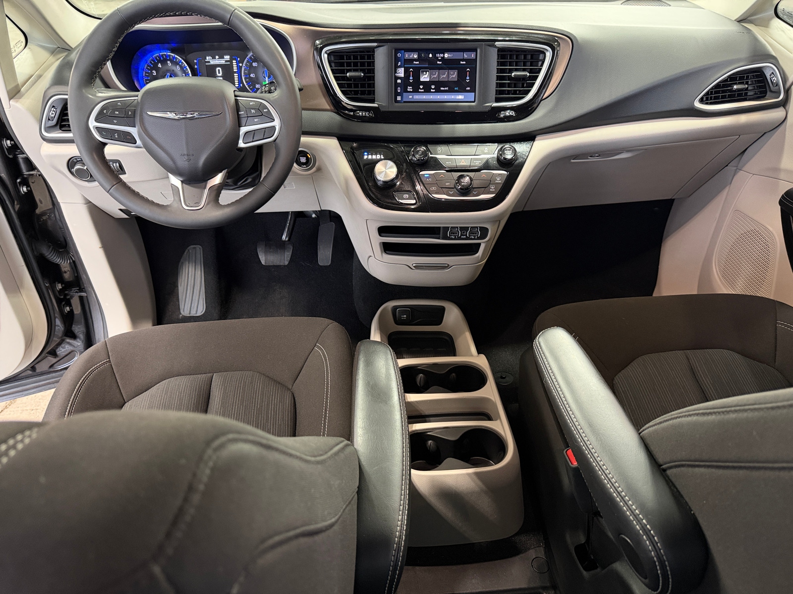 Thumbnail: 2023 Chrysler Voyager - 3