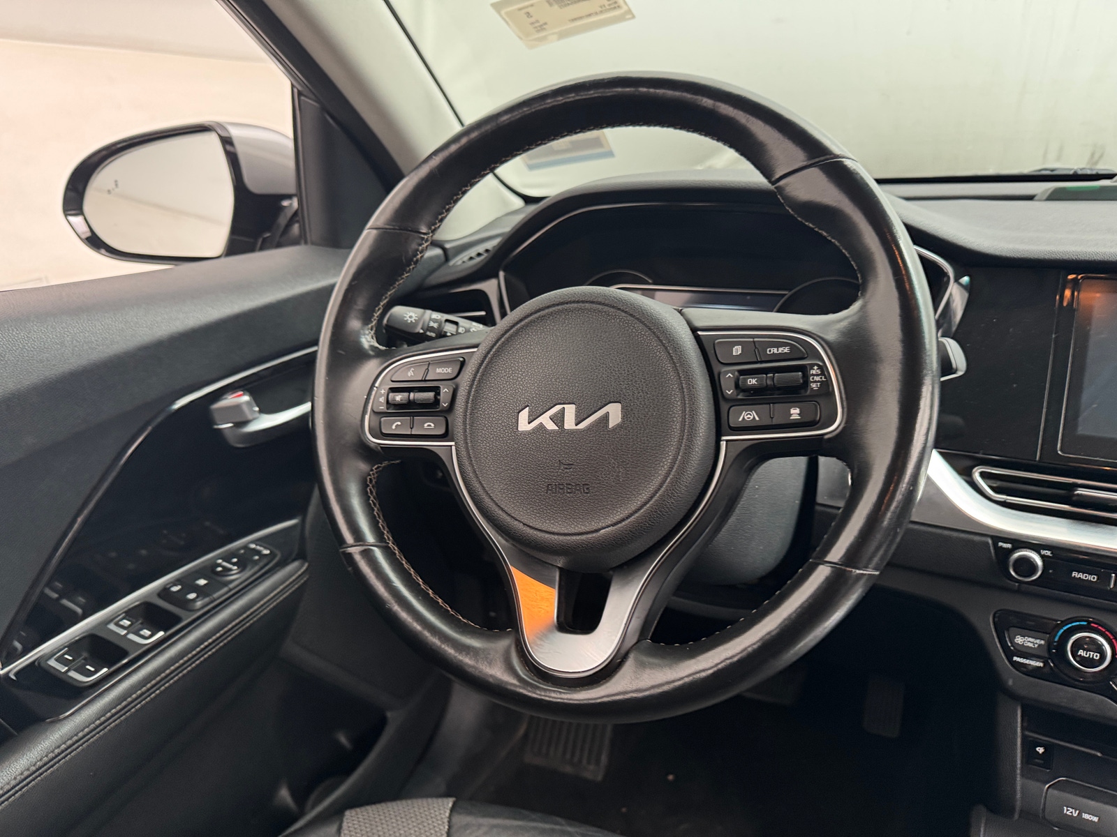 Thumbnail: 2022 Kia Niro - 4