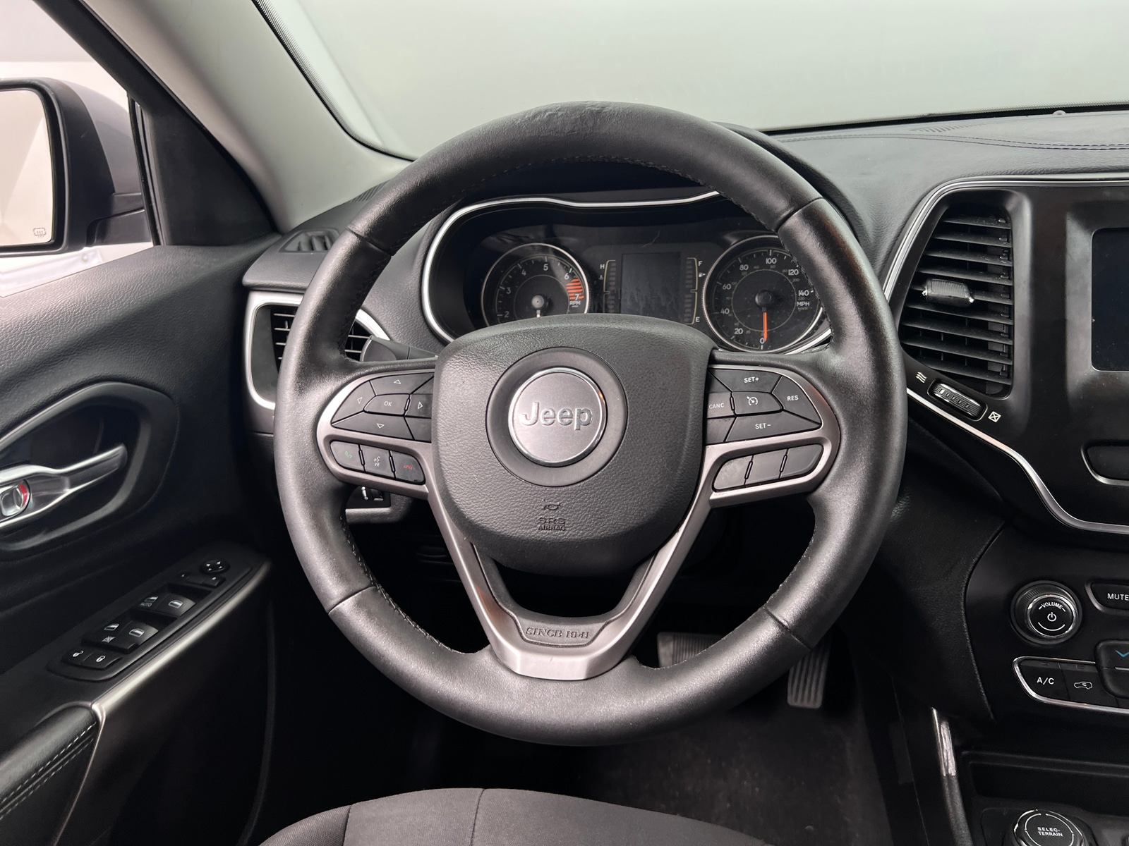 Thumbnail: 2020 Jeep Cherokee - 5