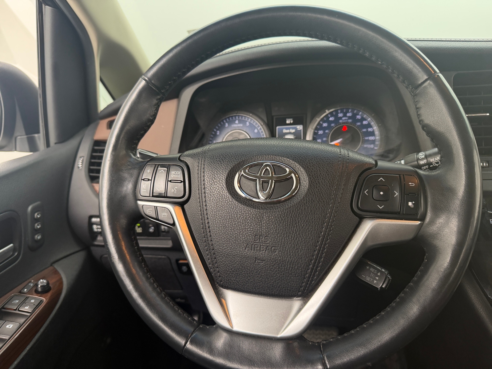 Thumbnail: 2017 Toyota Sienna - 4