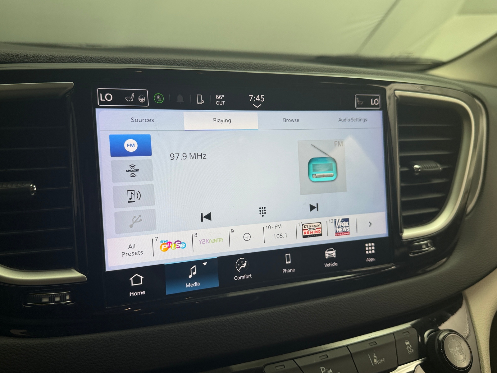 Thumbnail: 2024 Chrysler Pacifica - 3