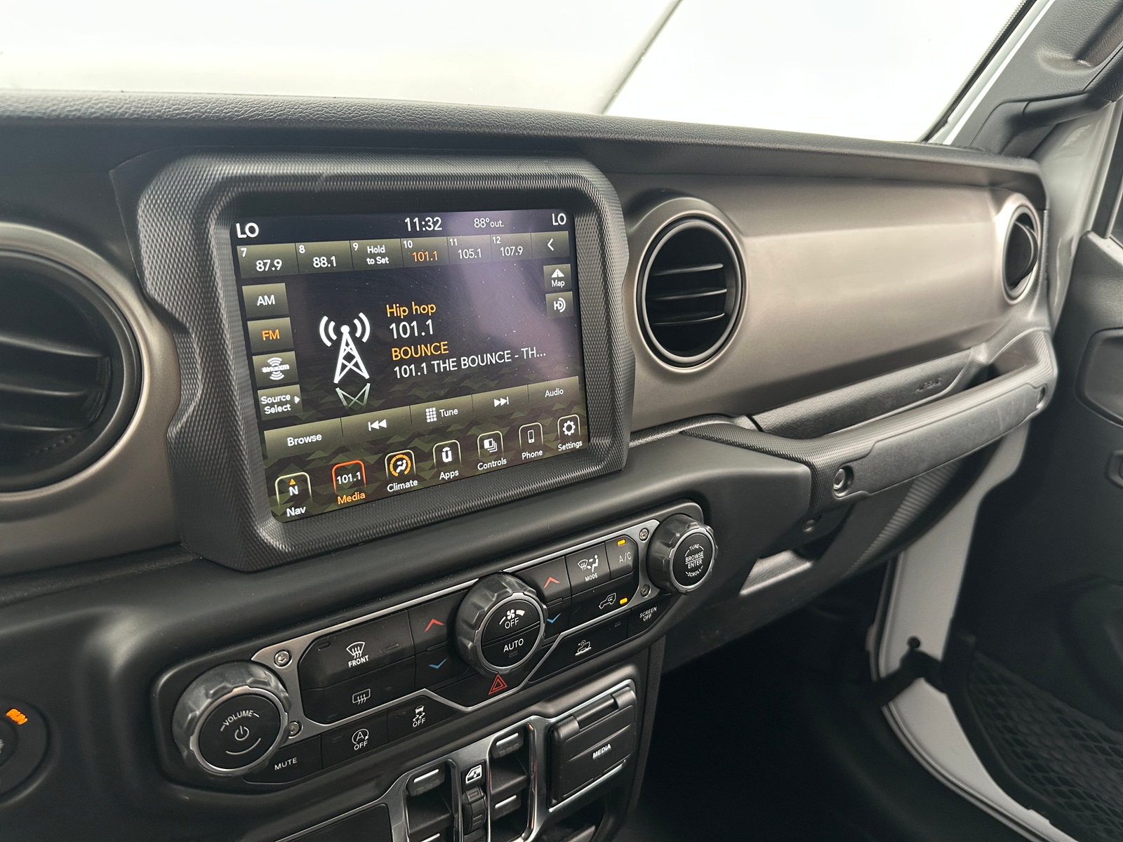 Thumbnail: 2021 Jeep Gladiator - 4