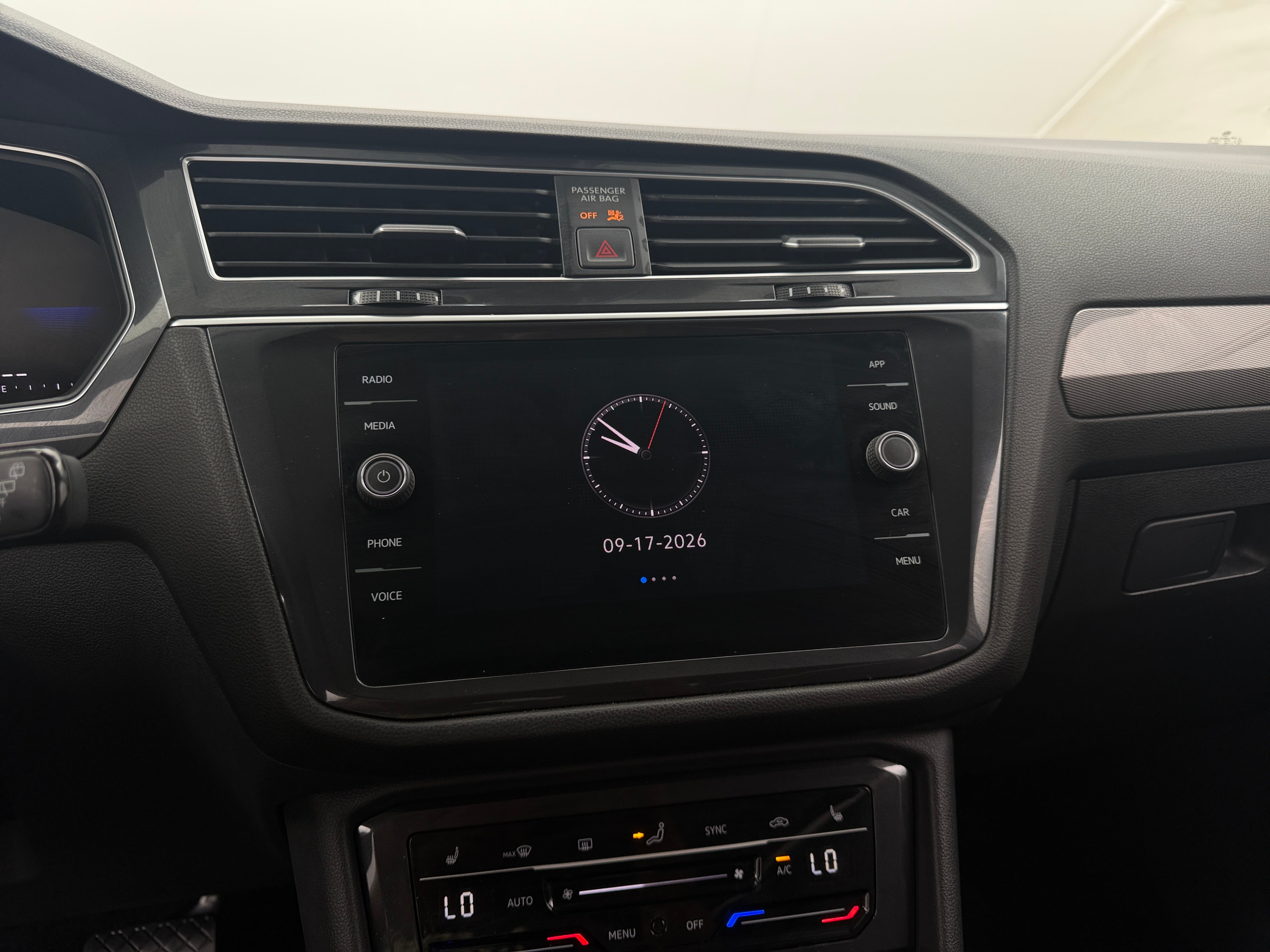 2024 Volkswagen Tiguan SE - Photo 12