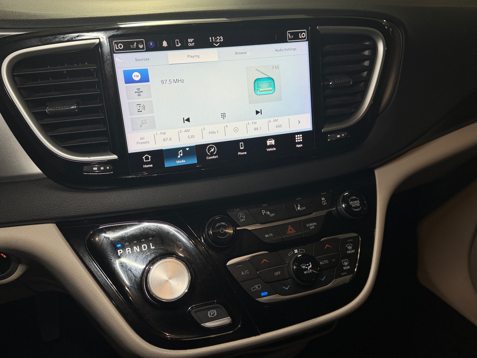 Thumbnail: 2024 Chrysler Pacifica - 3