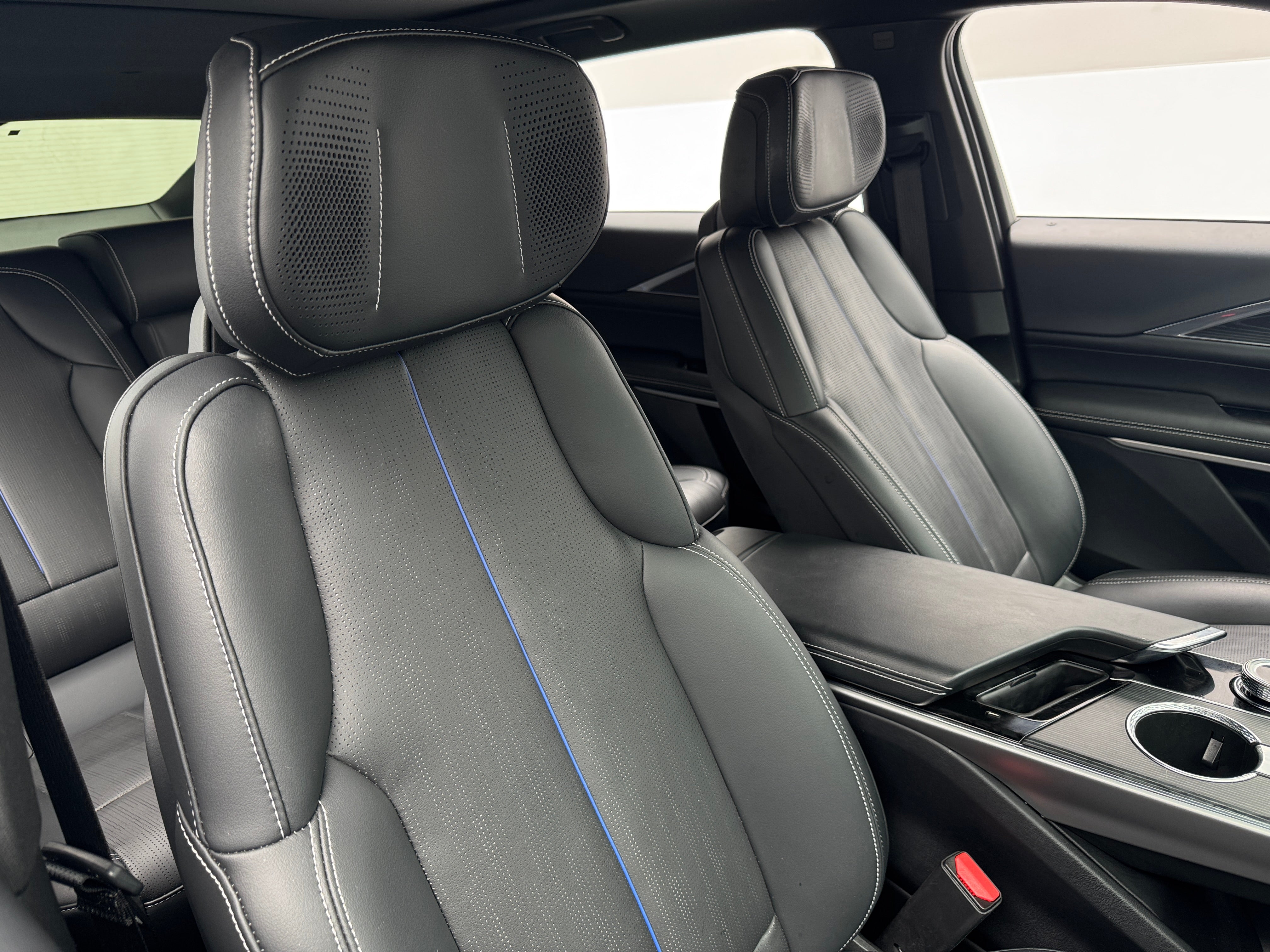 2024 Cadillac LYRIQ Luxury 2