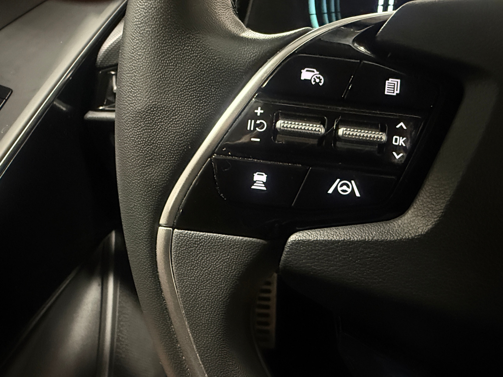 Thumbnail: 2023 Kia Niro - 3