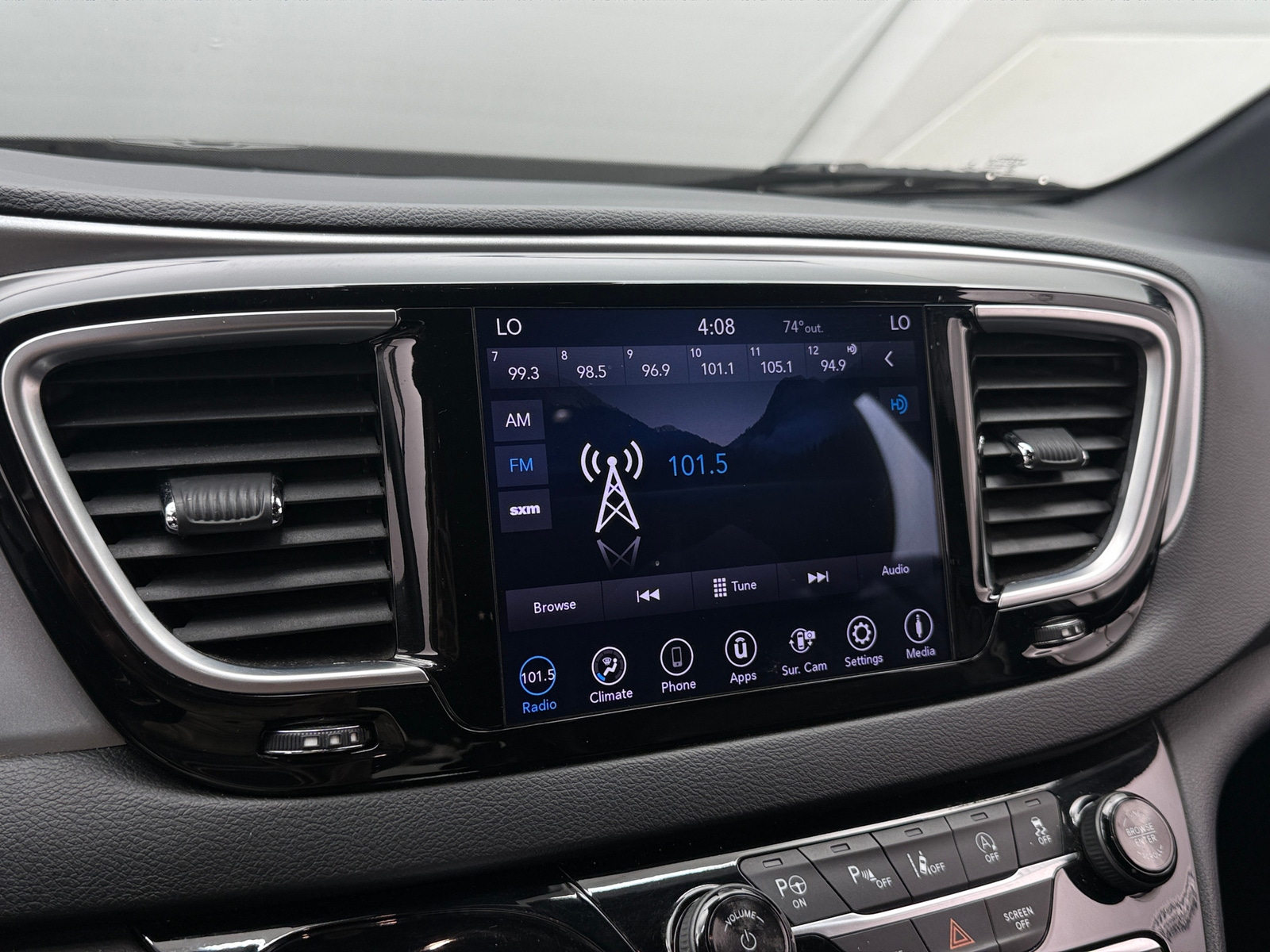Thumbnail: 2018 Chrysler Pacifica - 3