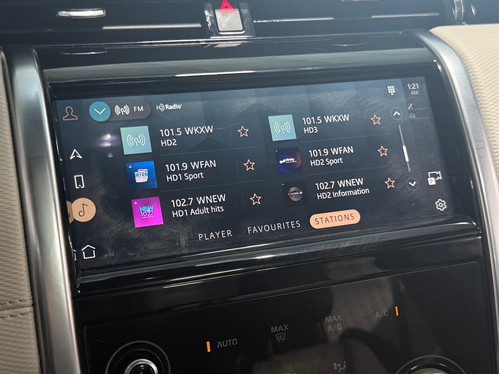 Thumbnail: 2021 Land Rover Discovery Sport - 3