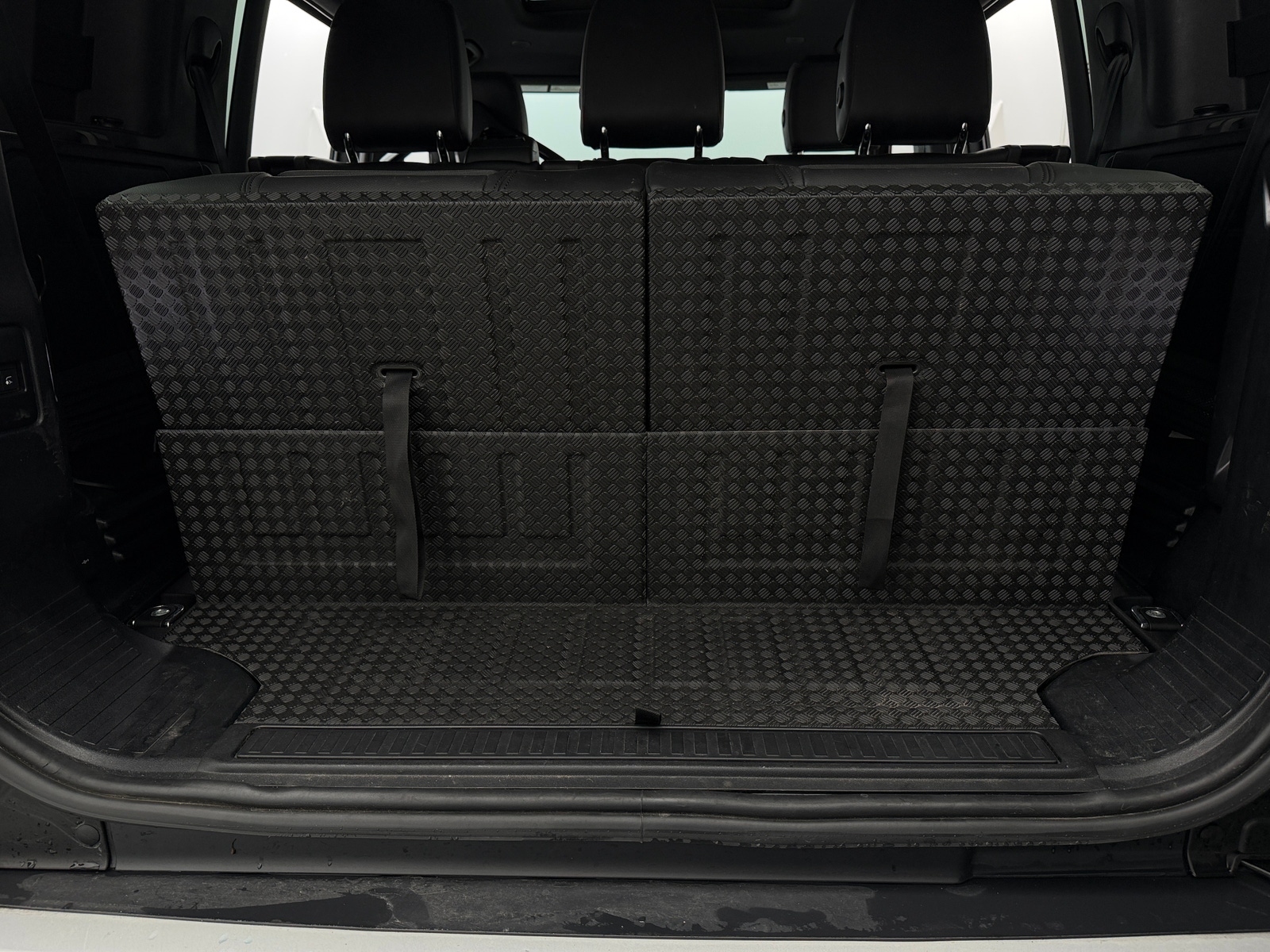 Thumbnail: 2023 Land Rover Defender - 7
