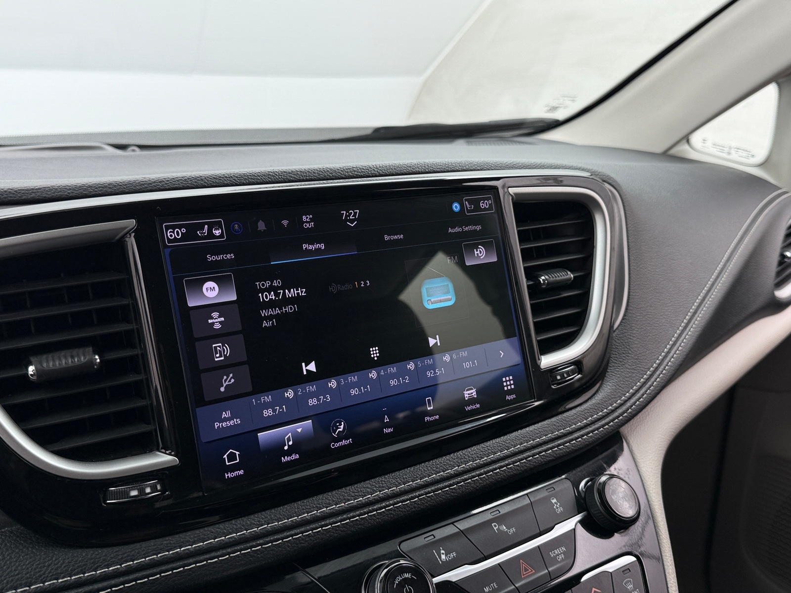 Thumbnail: 2024 Chrysler Pacifica - 3