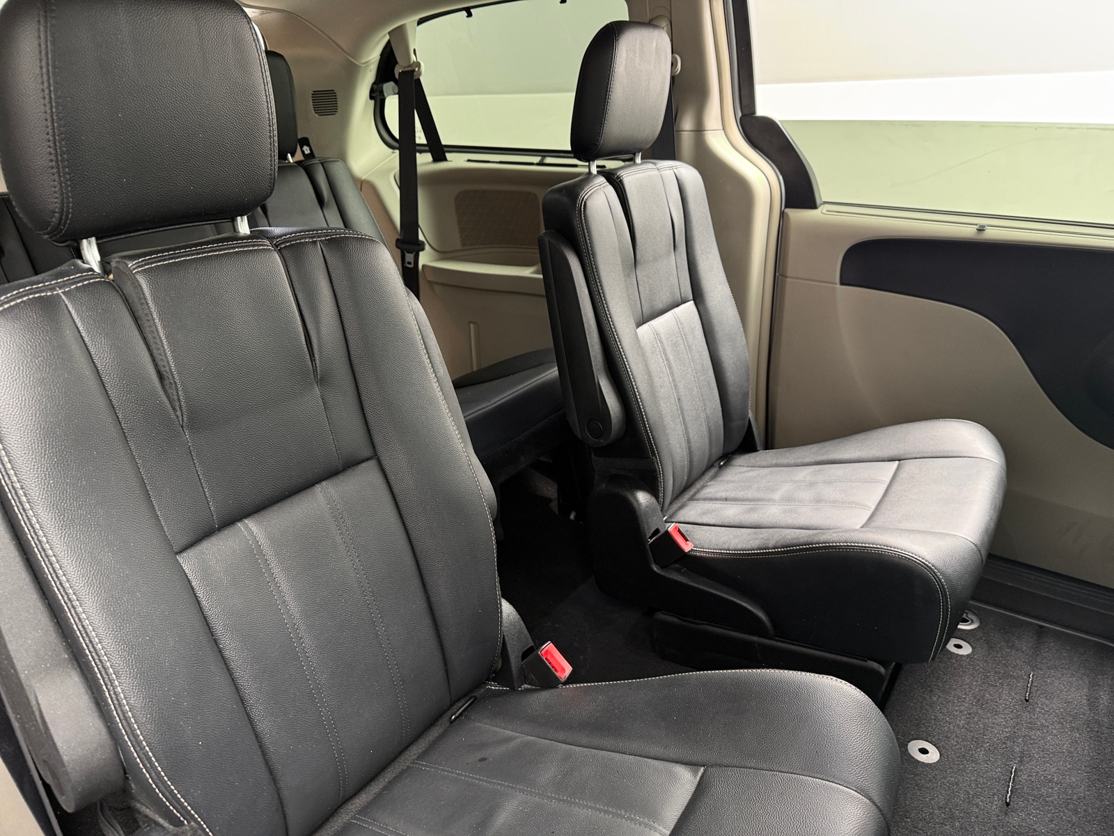 Thumbnail: 2016 Chrysler Town & Country - 5