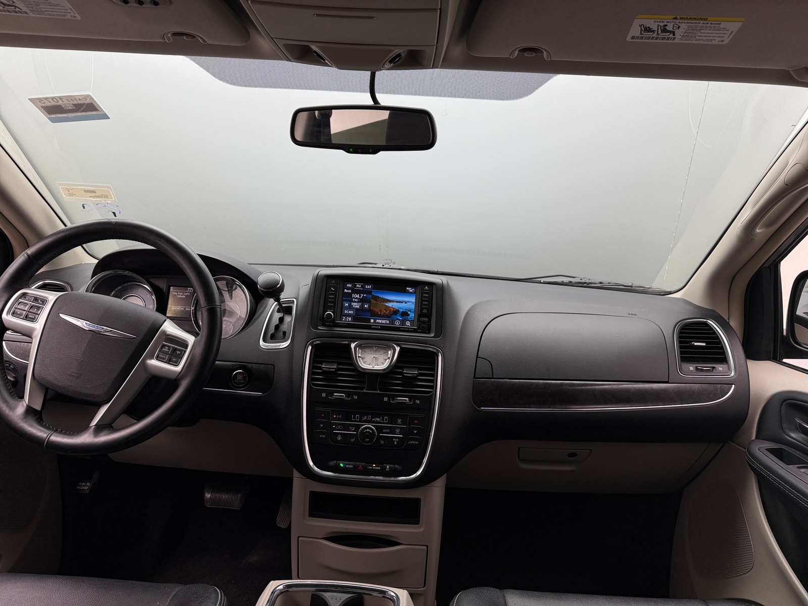 Thumbnail: 2016 Chrysler Town & Country - 2