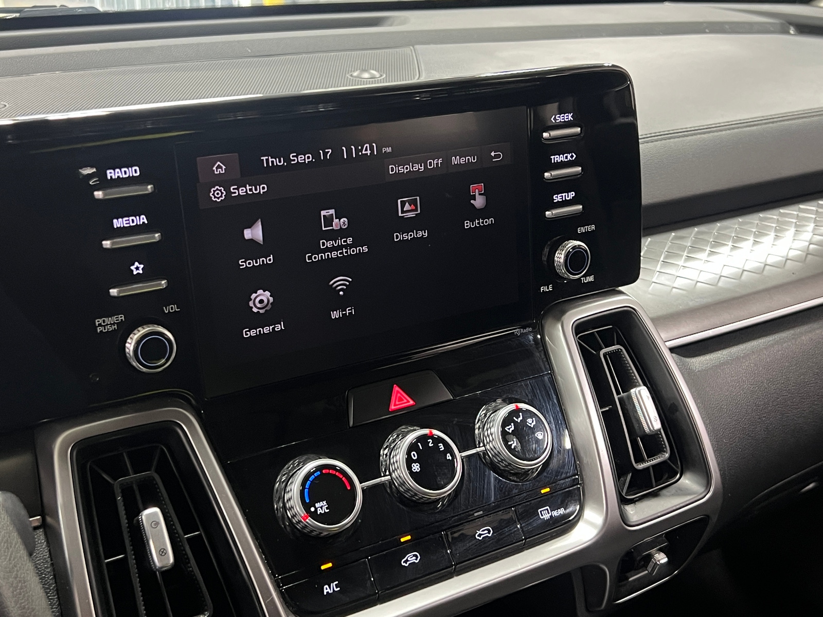 Thumbnail: 2023 Kia Sorento - 4