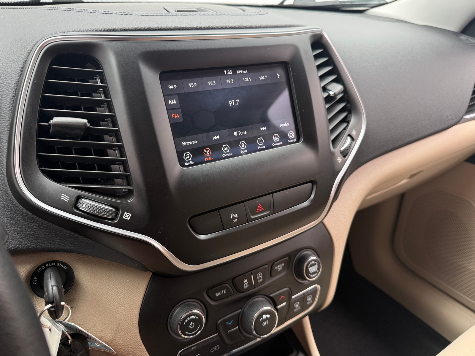 Thumbnail: 2019 Jeep Cherokee - 4