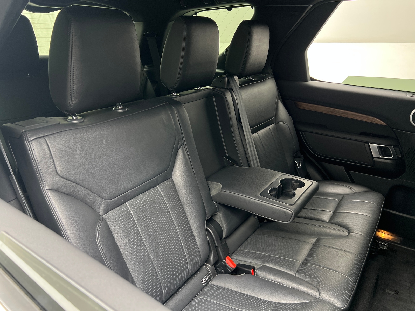 Thumbnail: 2020 Land Rover Discovery - 5