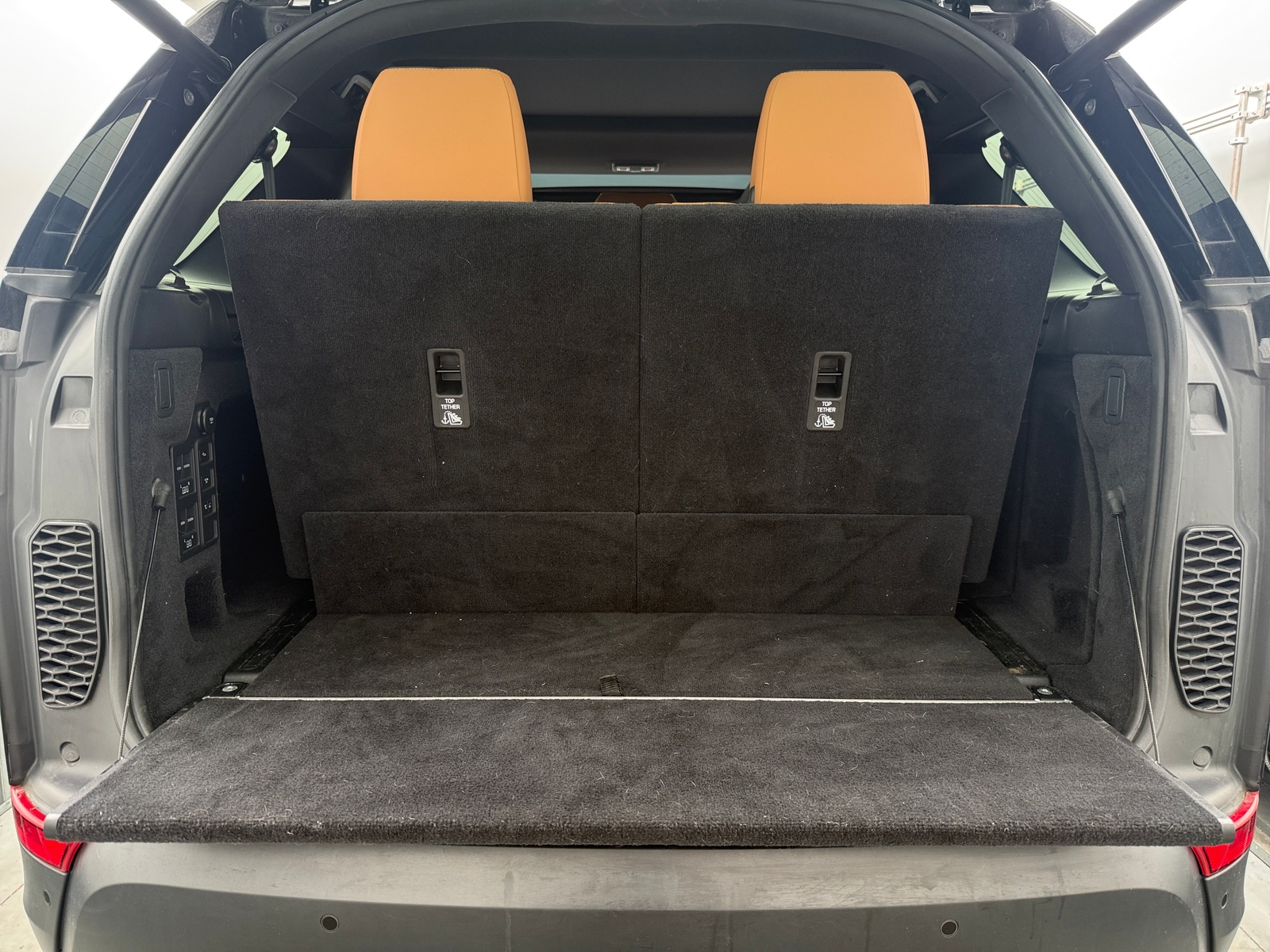Thumbnail: 2020 Land Rover Discovery - 6