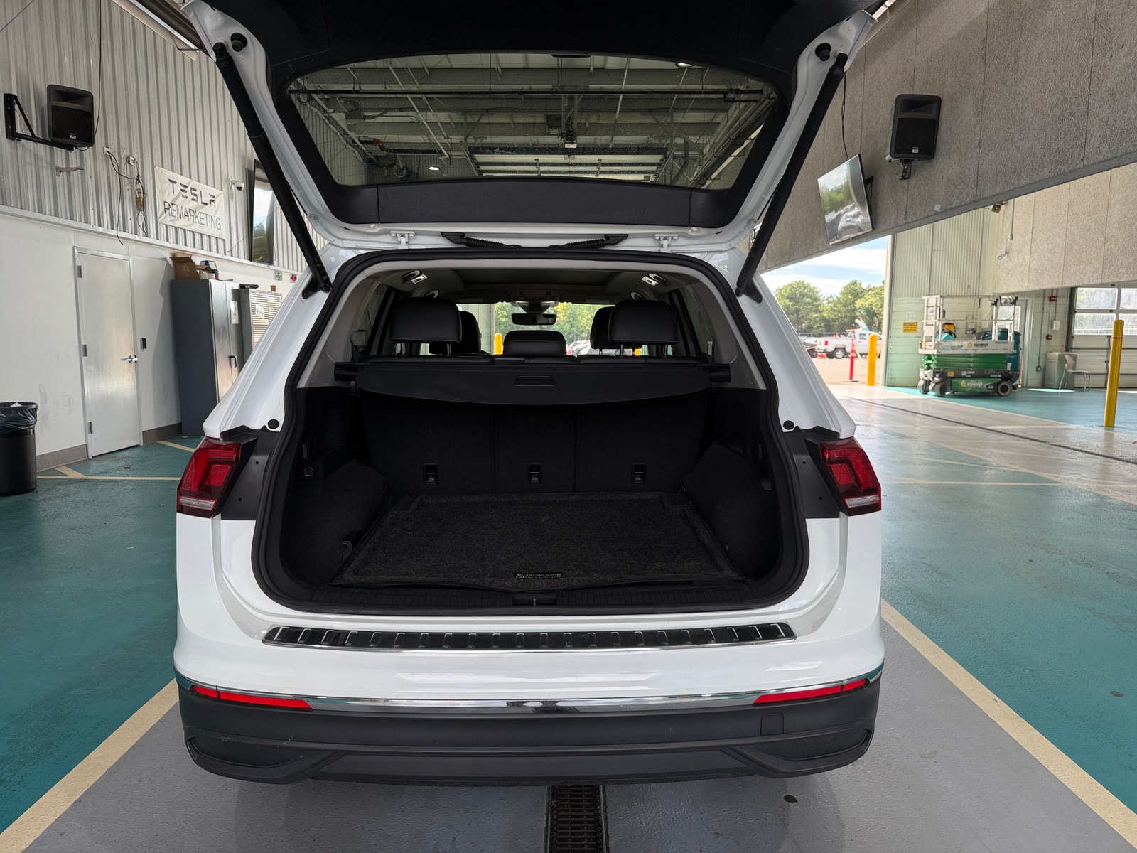 Thumbnail: 2024 Volkswagen Tiguan - 6