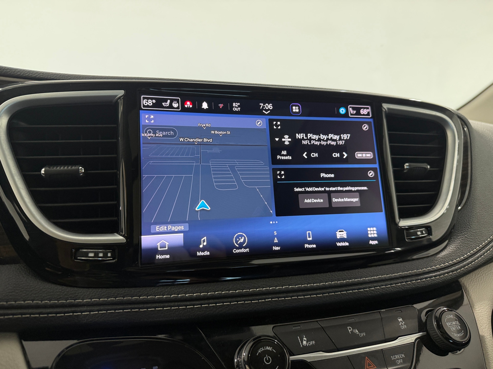 Thumbnail: 2023 Chrysler Pacifica - 3