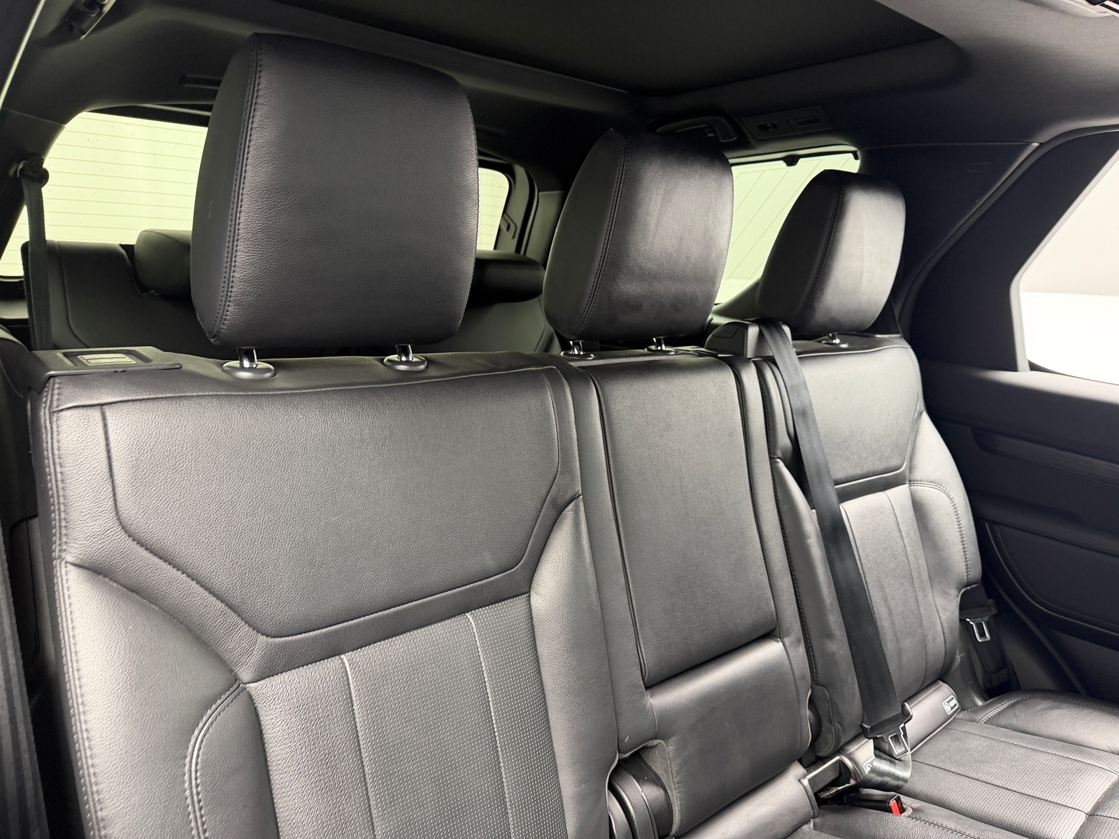 Thumbnail: 2020 Land Rover Discovery - 6
