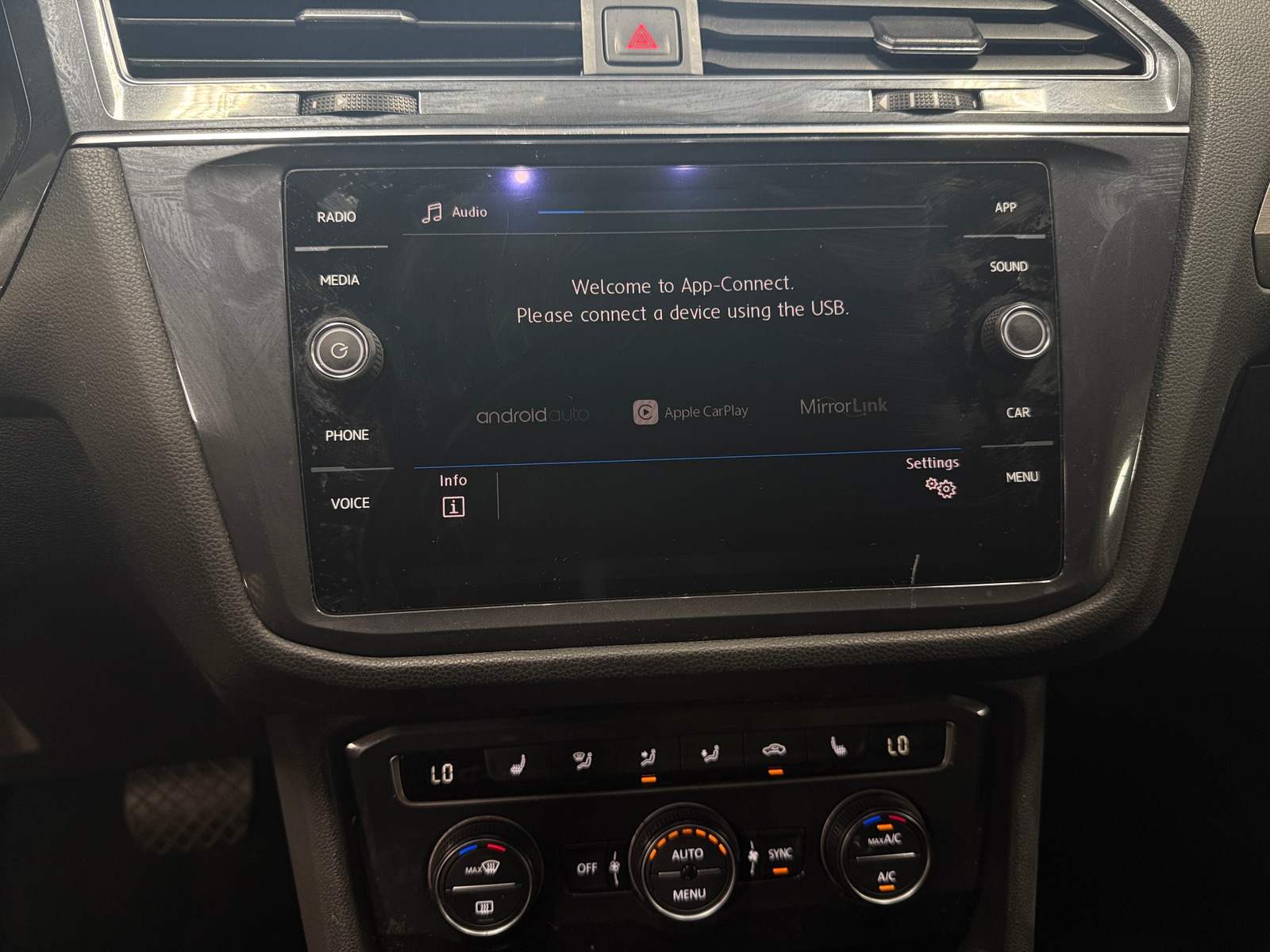 Thumbnail: 2020 Volkswagen Tiguan - 4