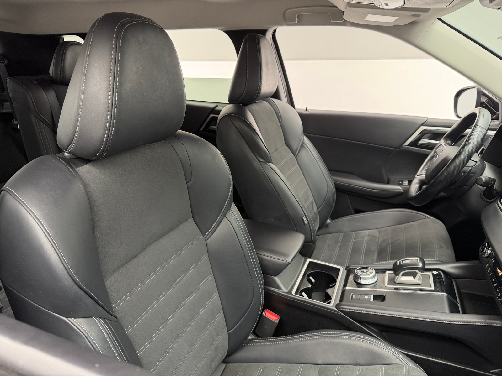 Thumbnail: 2024 Mitsubishi Outlander - 2