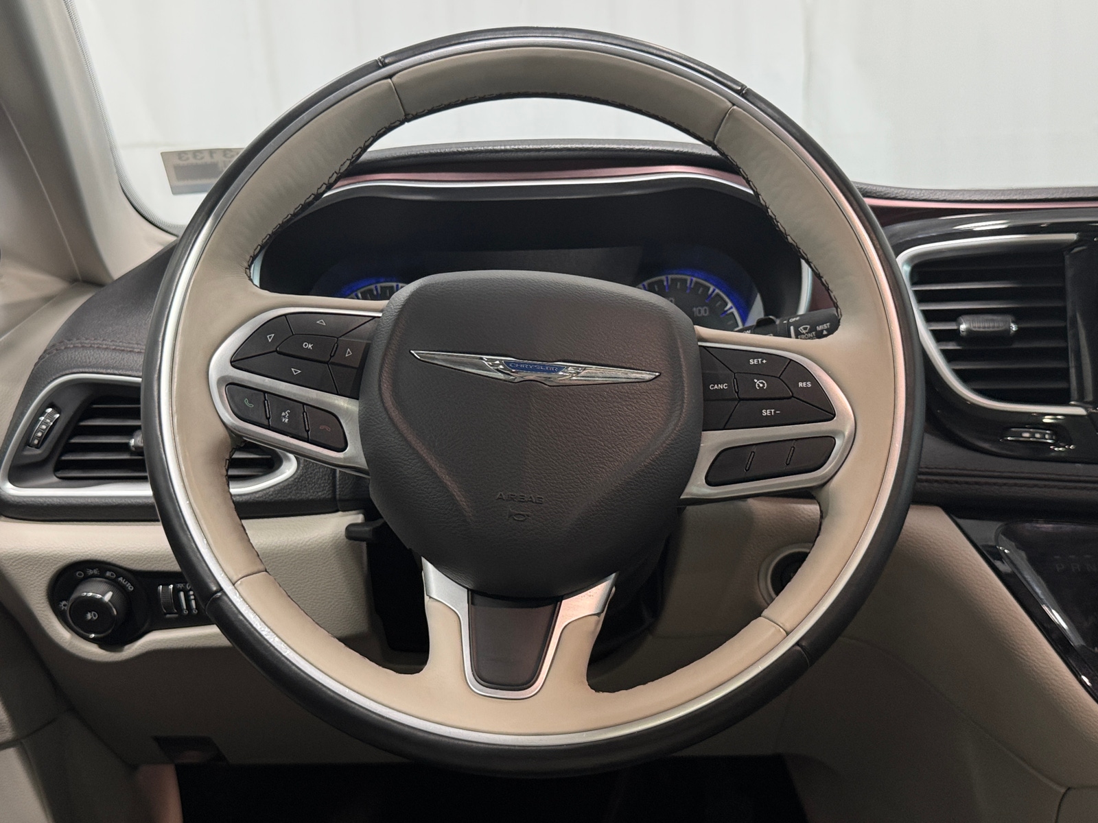 Thumbnail: 2017 Chrysler Pacifica - 4
