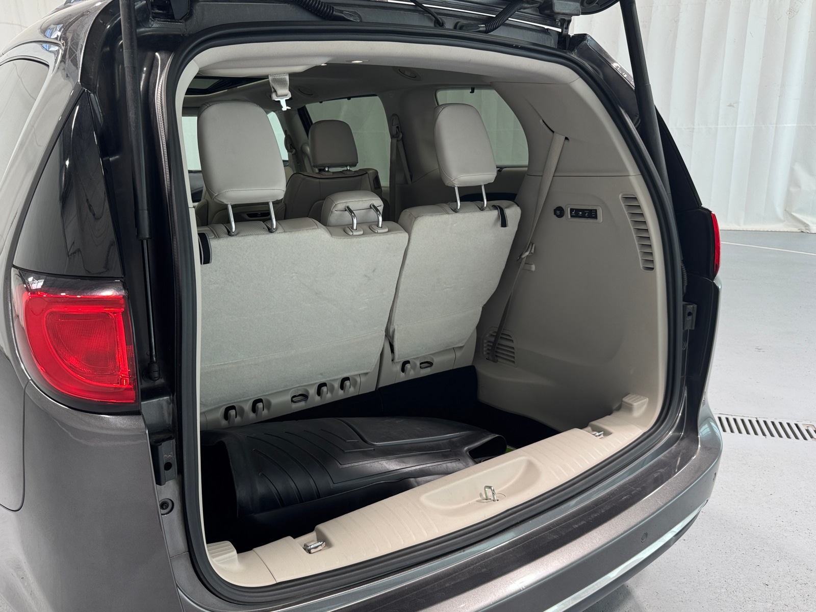 Thumbnail: 2017 Chrysler Pacifica - 6