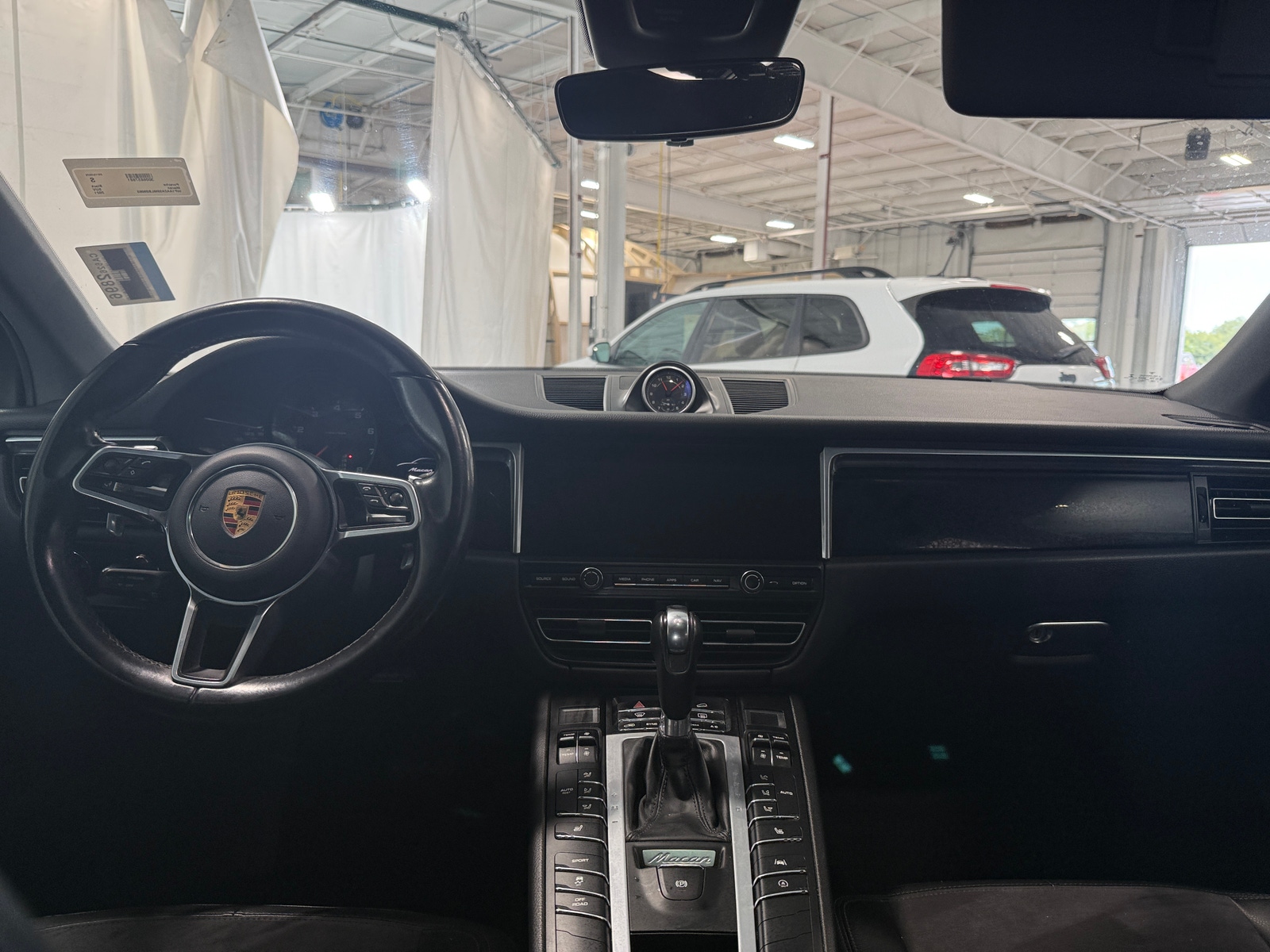Thumbnail: 2021 Porsche Macan - 3