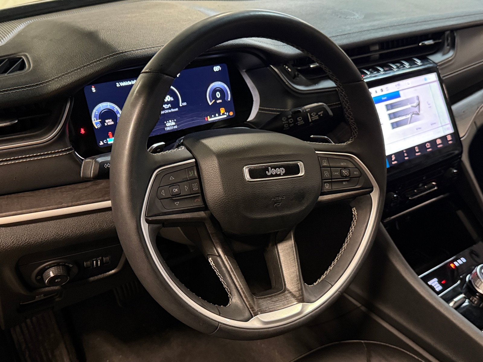 Thumbnail: 2023 Jeep Grand Cherokee L - 4