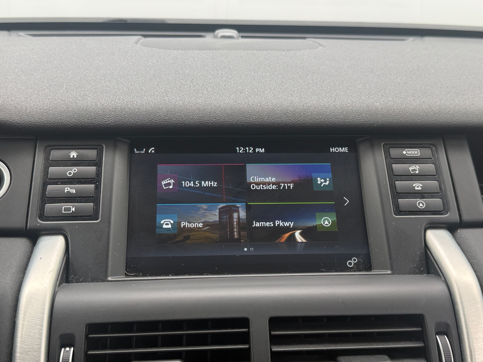 Thumbnail: 2017 Land Rover Discovery Sport - 3