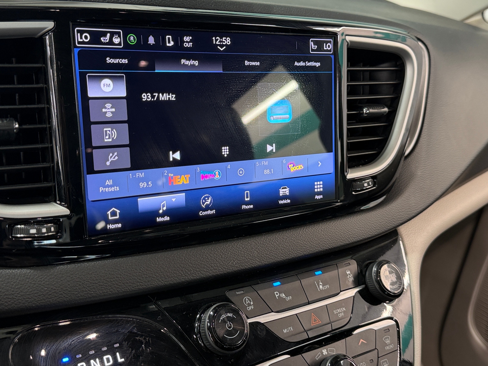 Thumbnail: 2024 Chrysler Pacifica - 3